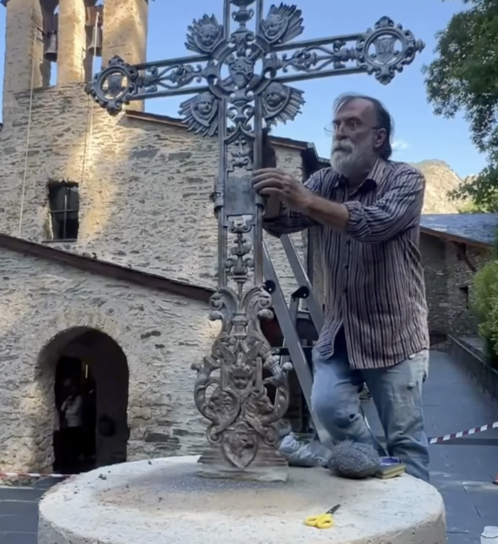 El restaurador Jordi Vila treballant en la creu. El restaurador Jordi Vila treballant en la creu.