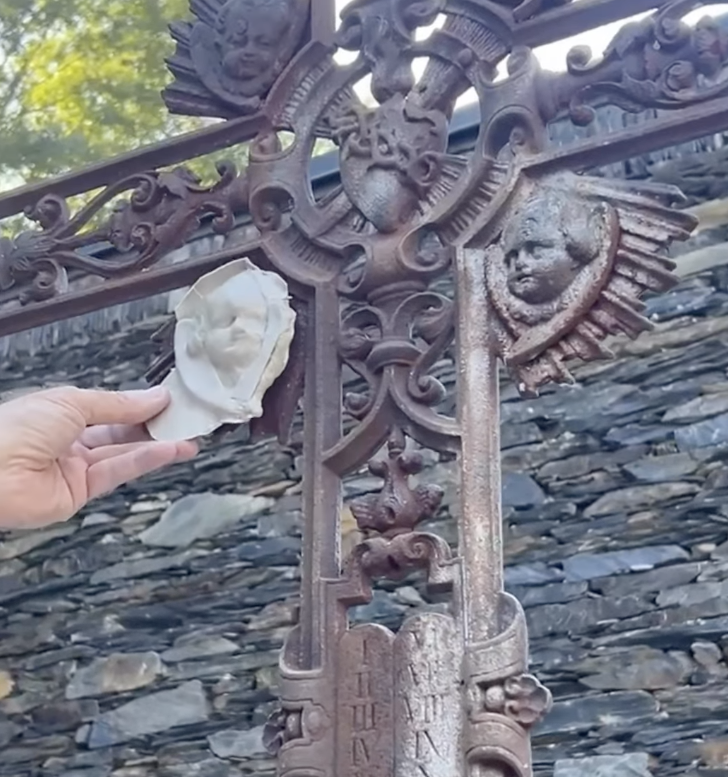 Traient motllos de la creu. Traient motllos de la creu.