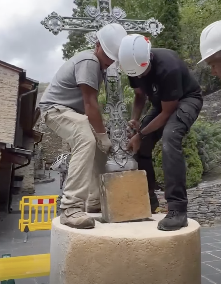 Col·locant la creu a lloc. Col·locant la creu a lloc.