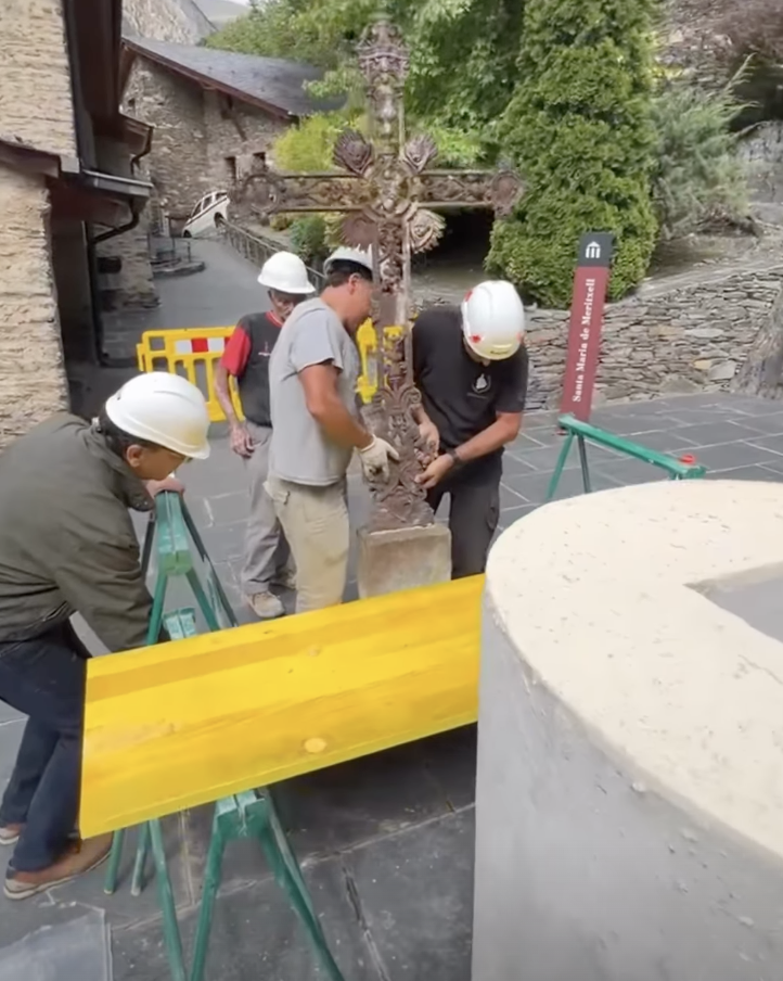 Fent els preparatius per col·locar la creu. Fent els preparatius per col·locar la creu.