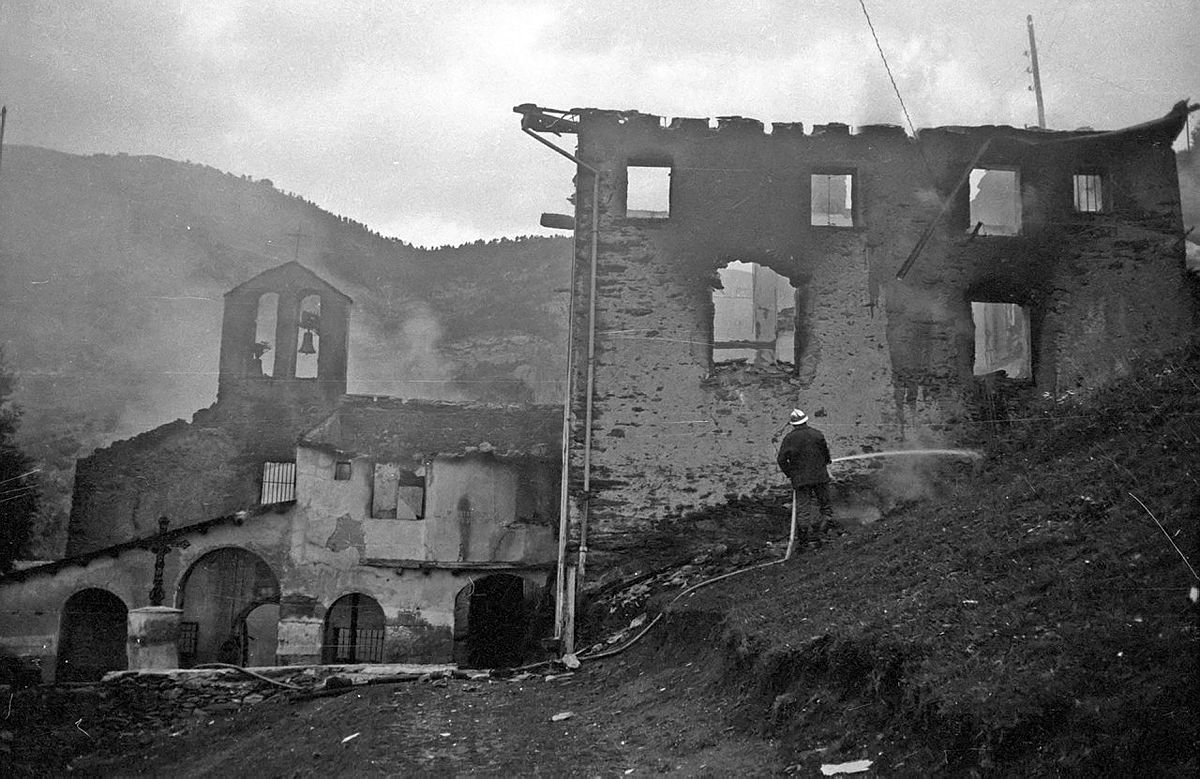 La creu present mentre els bombers apagaven l'incendi del 1972 en una imatge de Fèlix Peig. La creu present mentre els bombers apagaven l'incendi del 1972 en una imatge de Fèlix Peig.