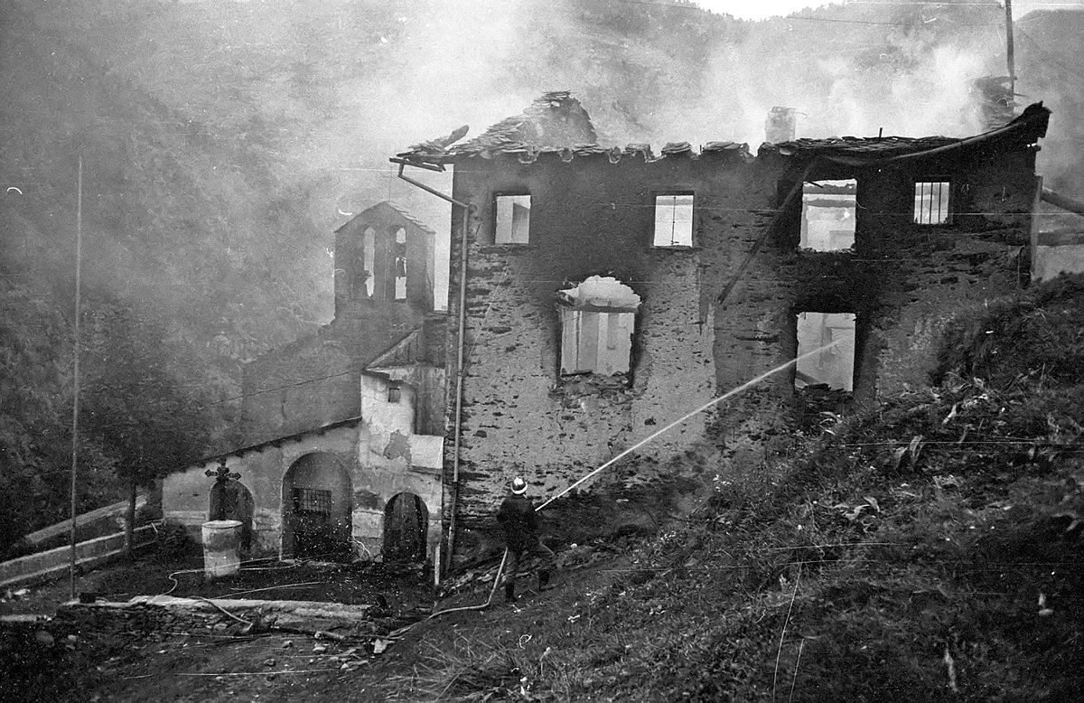 La creu present mentre els bombers apagaven l'incendi del 1972 en una imatge de Fèlix Peig. La creu present mentre els bombers apagaven l'incendi del 1972 en una imatge de Fèlix Peig.