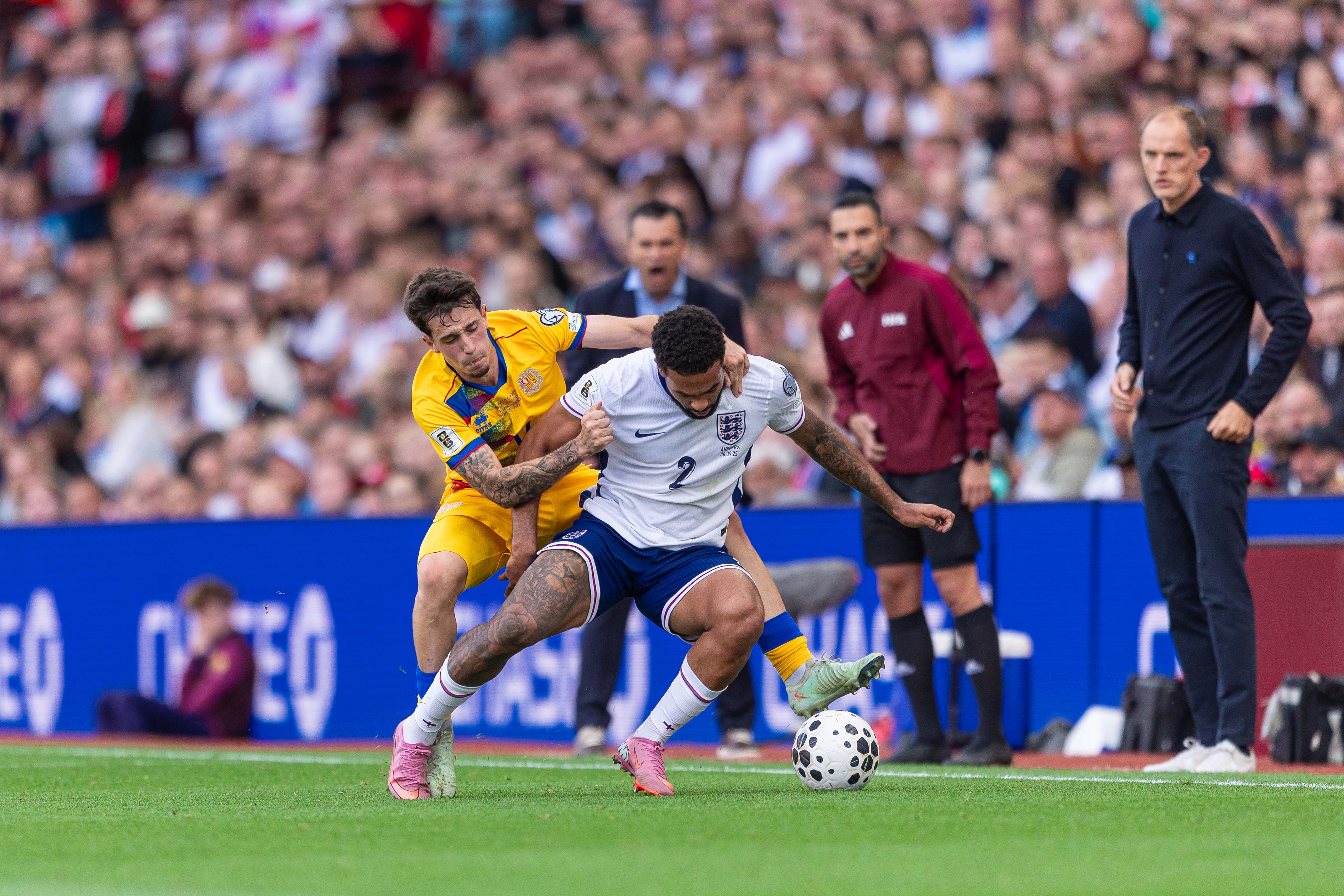 Rodrigo lluita amb Reece James (Chelsea) davant l'exigència de Koldo Álvarez.