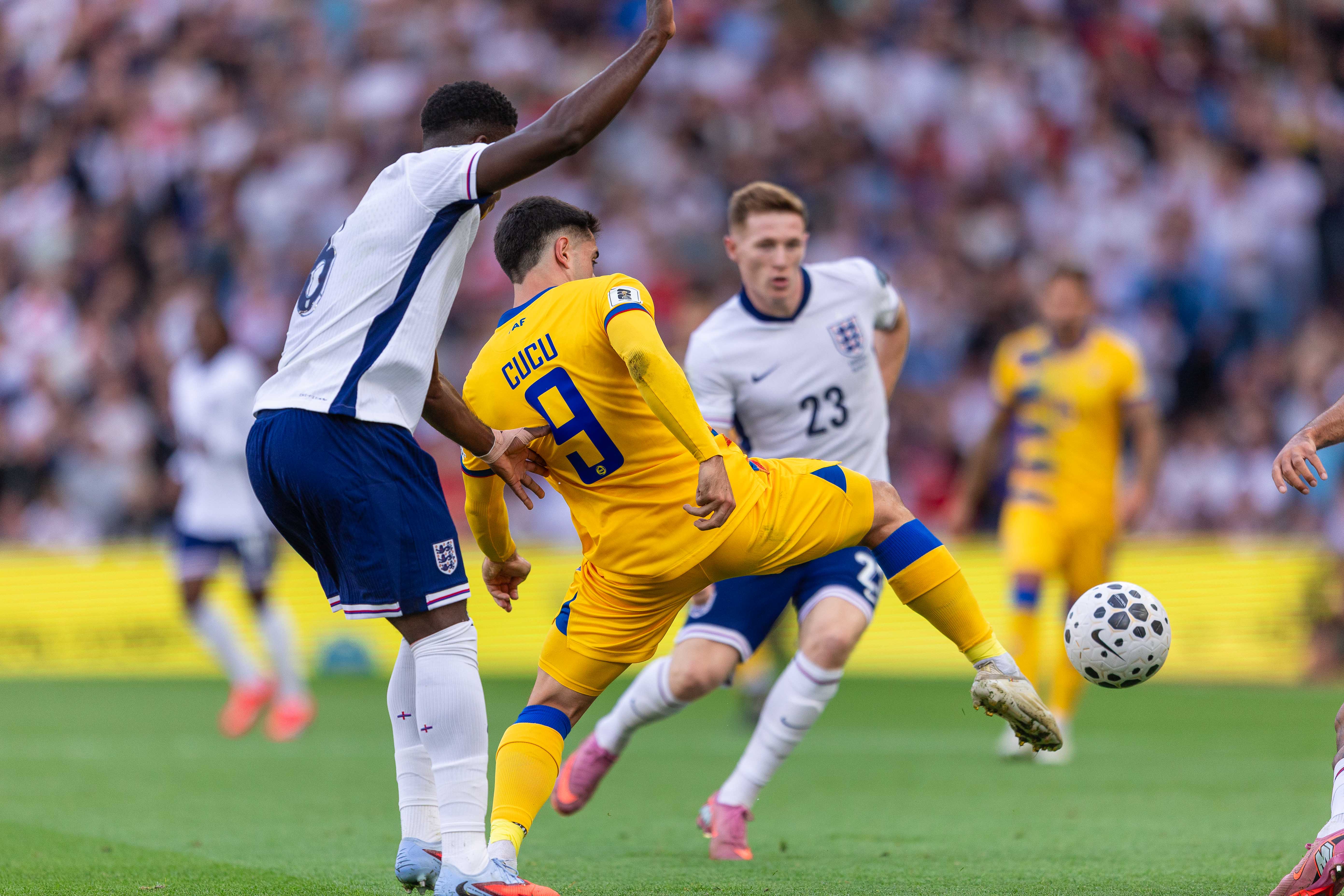 Cucu Fernández, entre dos defensors d'Anglaterra. Cucu Fernández, entre dos defensors d'Anglaterra.