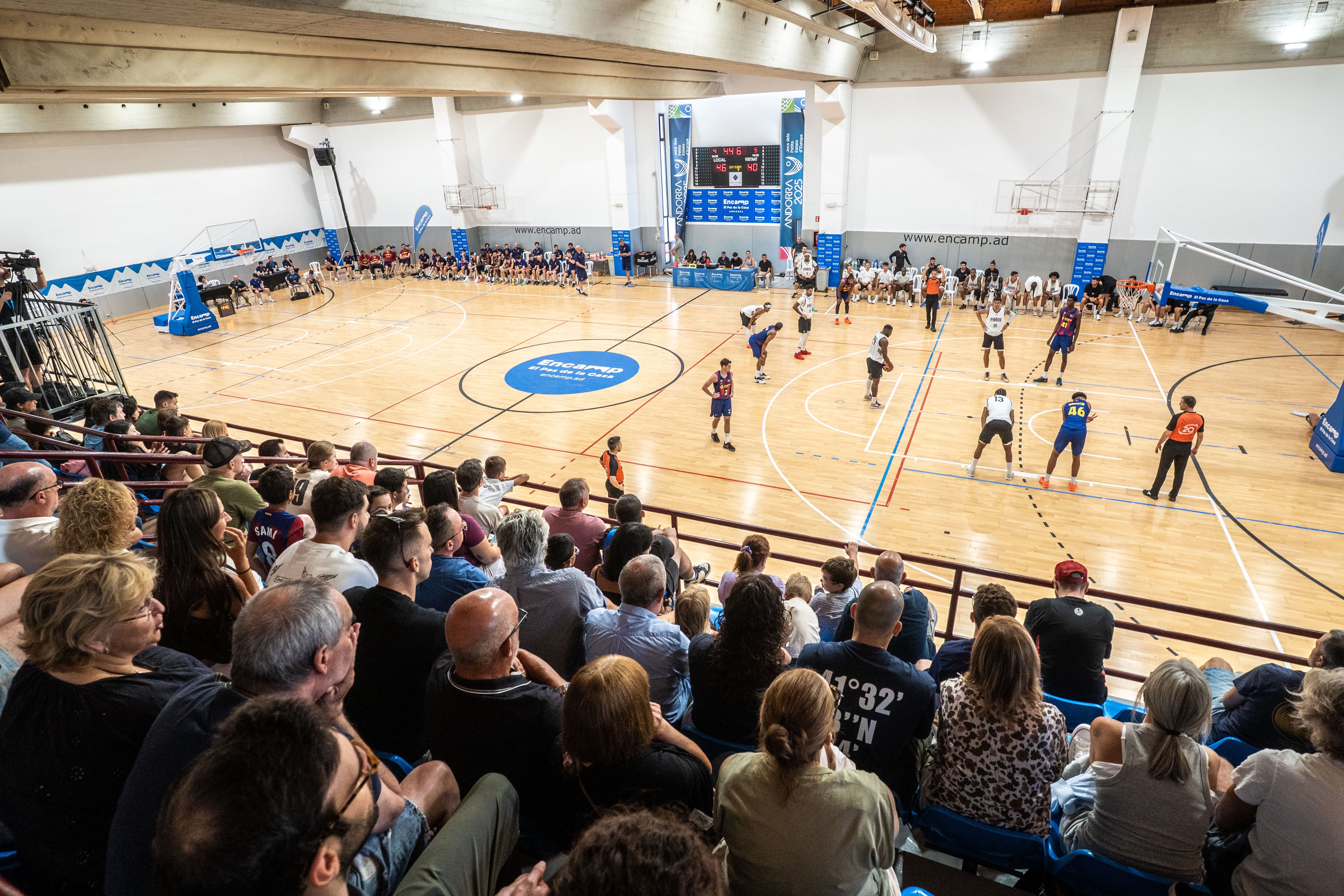 Graderia plena al complex esportiu d'Encamp per veure el duel dels blaugranes i els parisencs.