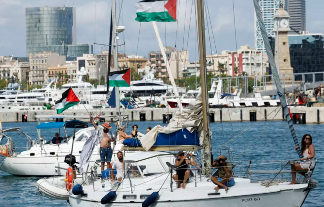 Una de les embarcacions que va sortir del port de Barcelona el passat dilluns.