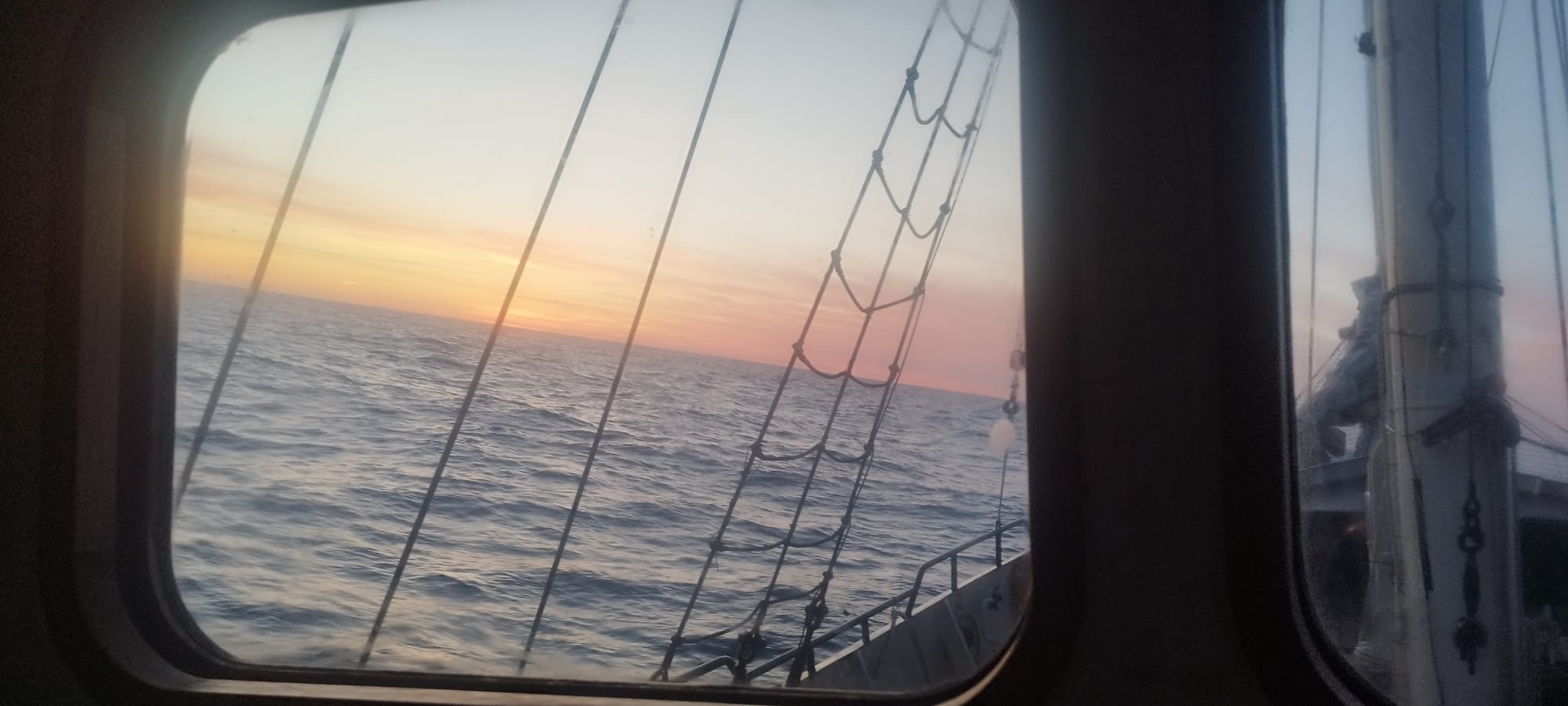 Una de les finestres del Sirius, amb el sol ponent-se.