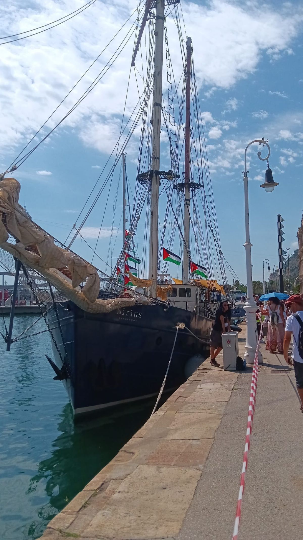 El Sirius, lligat al port de Barcelona abans d'iniciar la navegació cap a Gaza.