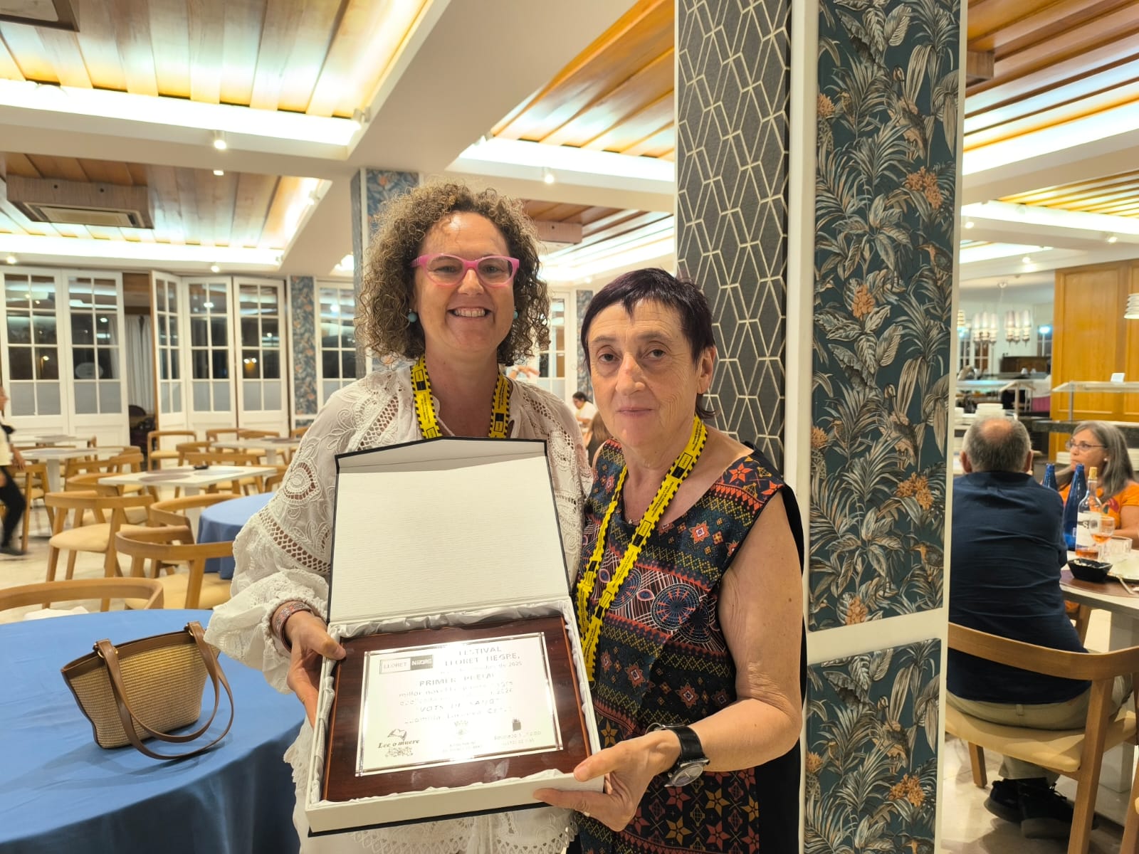 Ludmilla Lacueva d'allò més satisfeta a Lloret al costat de la periodista i també escriptora Tura Soler, triomfadora el 2024.