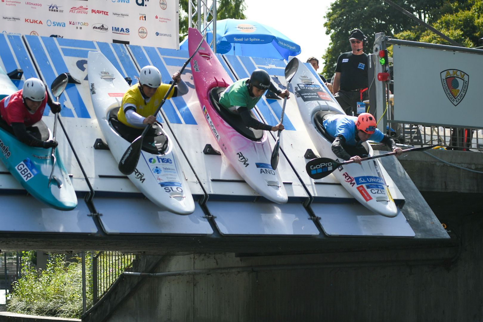 La inclinació del trampolí dona la sortida a les piragüistes en aquesta nova modalitat de caiac cros.