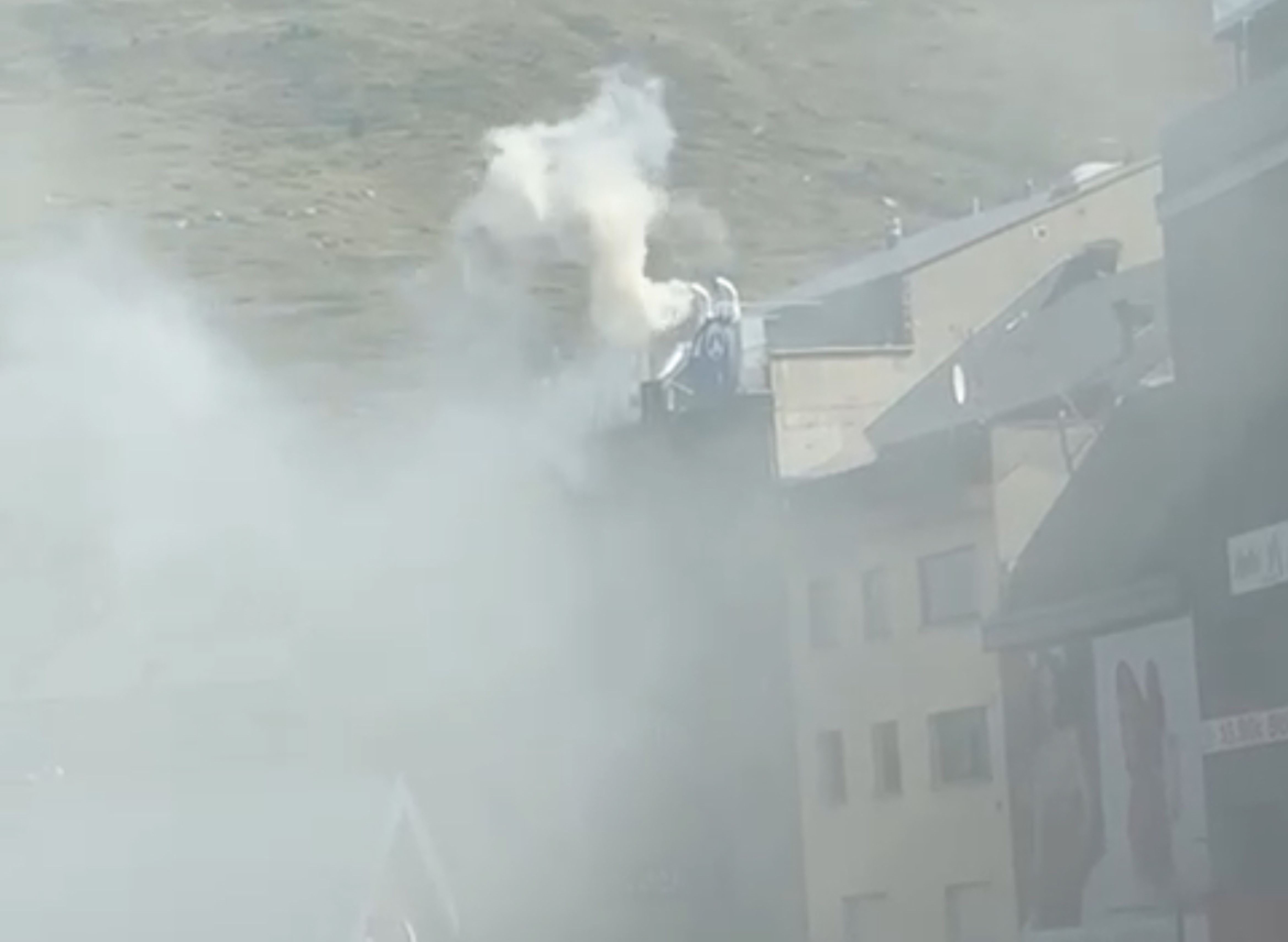 El fum sortint de la xemeneia de l'hotel afectat.