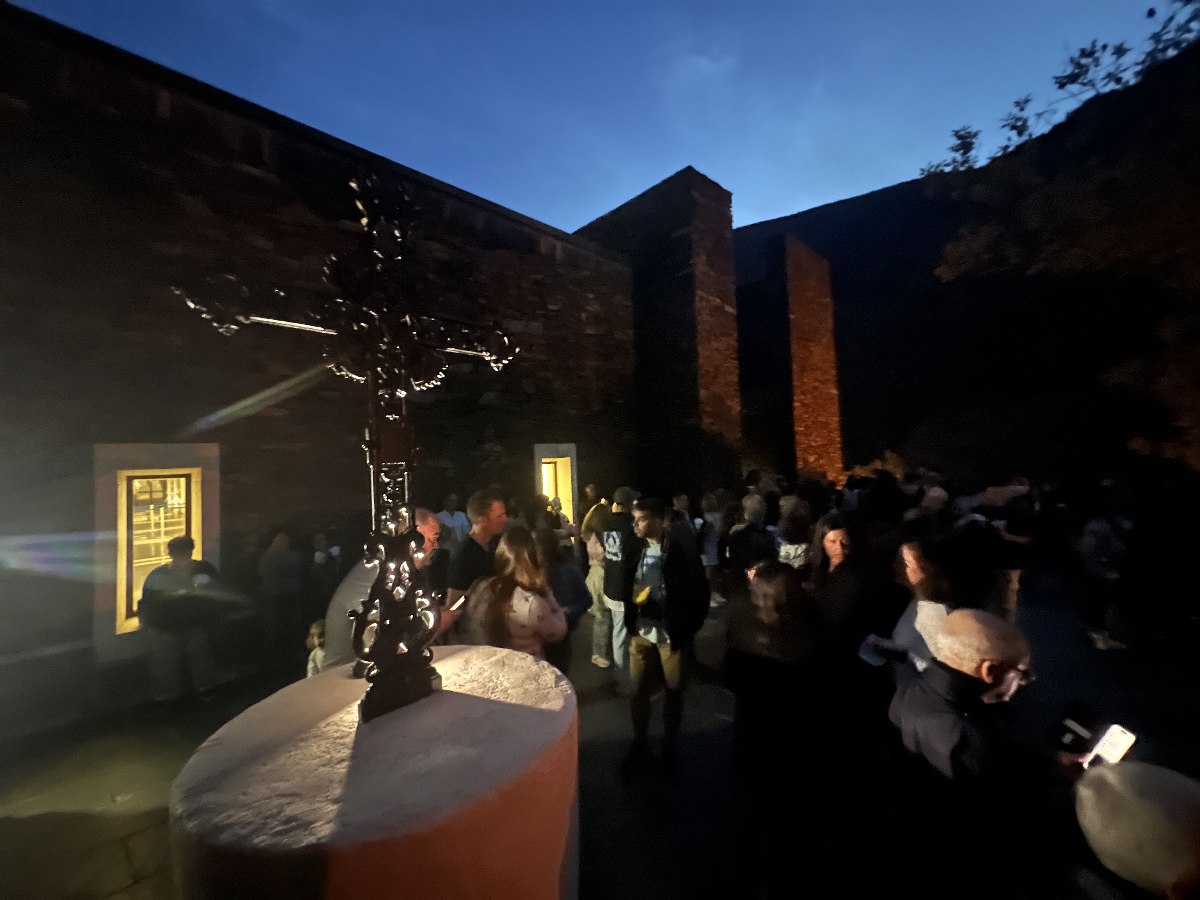 La creu en la seva peanya i un bon nombre de curiosos i feligresos. La creu en la seva peanya i un bon nombre de curiosos i feligresos.