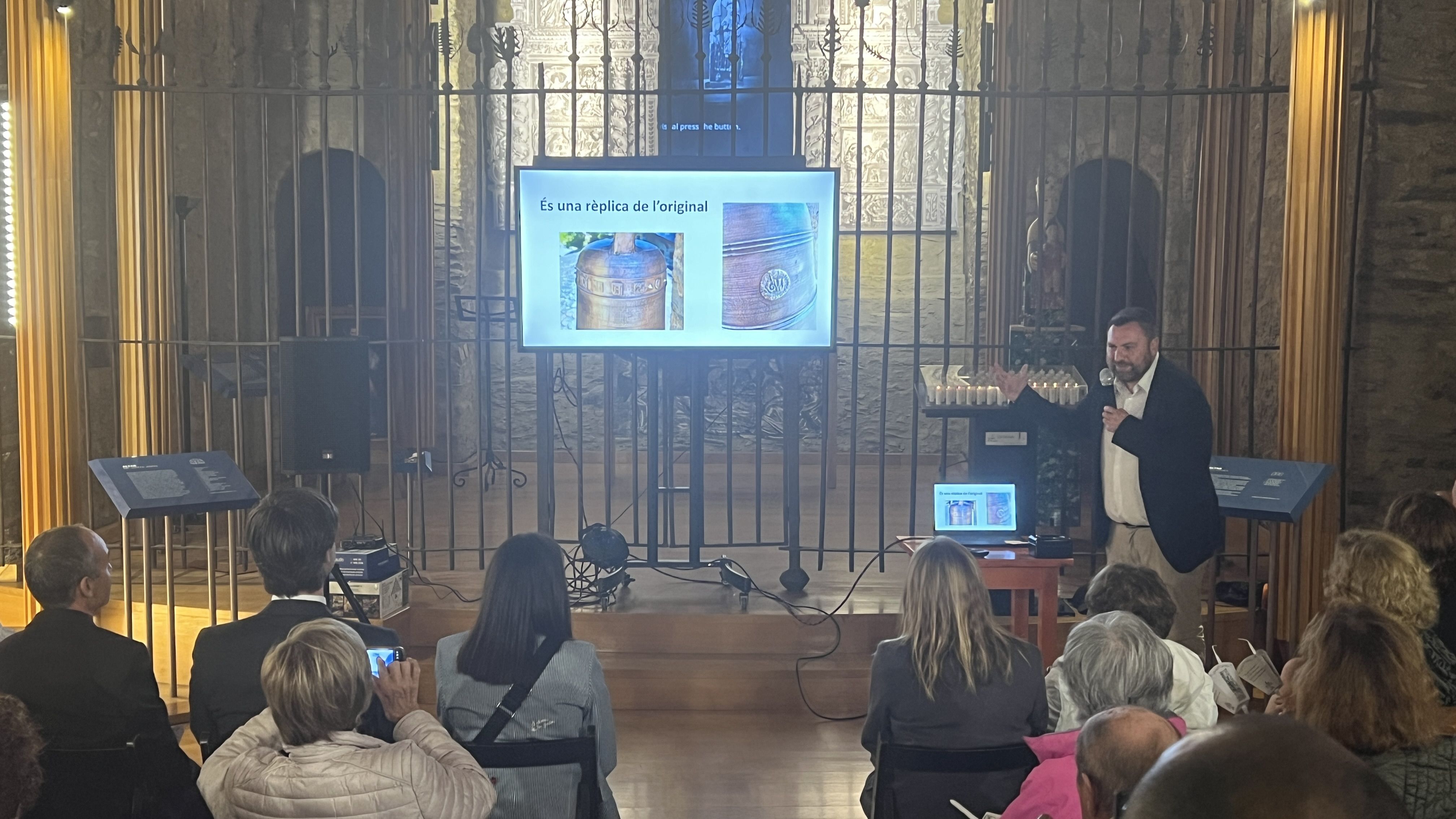 Robert Lizarte donant explicacions sobre les campanes. Robert Lizarte donant explicacions sobre les campanes.