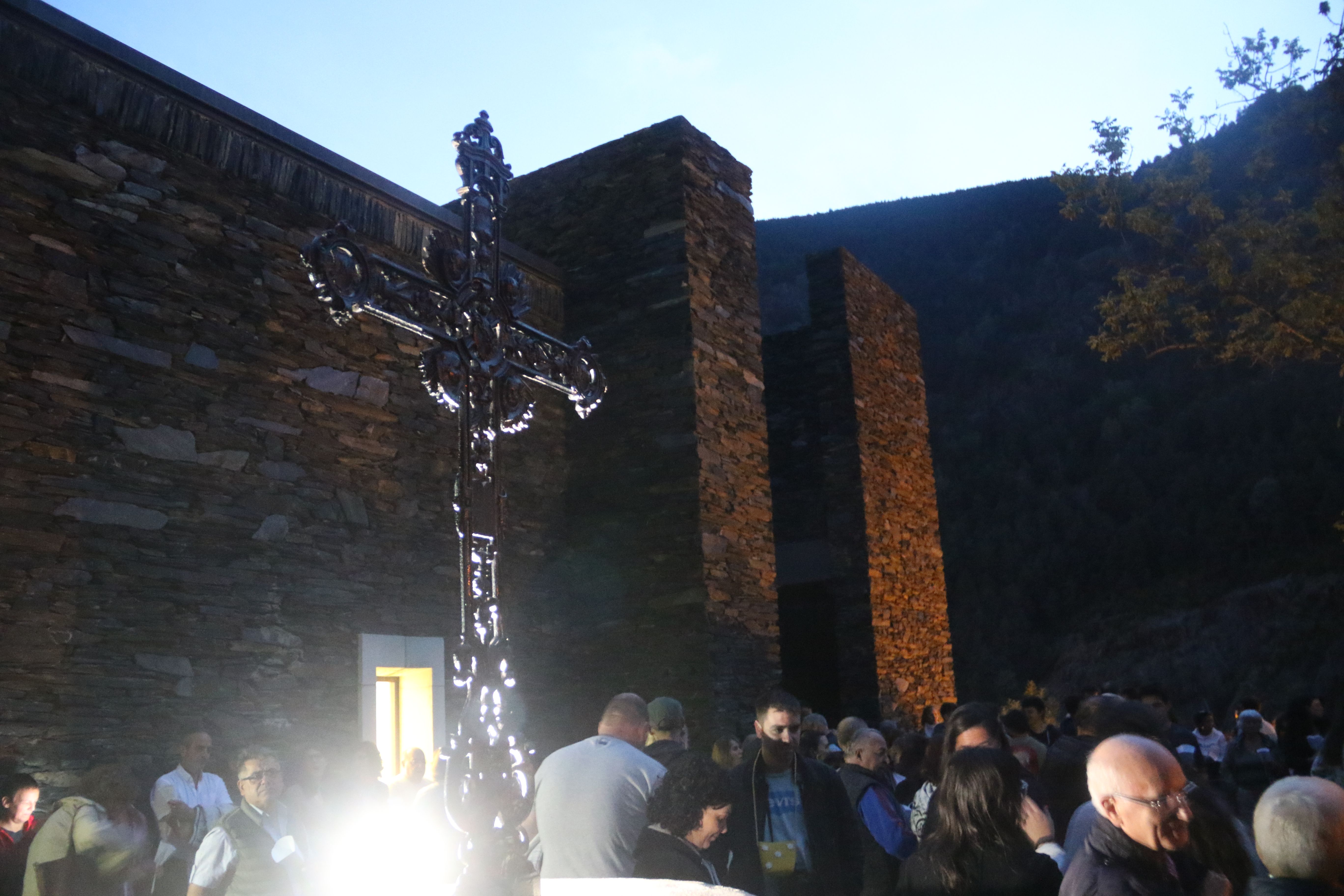 La creu en la seva peanya i un bon nombre de curiosos i feligresos a punt pel rosari. La creu en la seva peanya i un bon nombre de curiosos i feligresos a punt pel rosari.