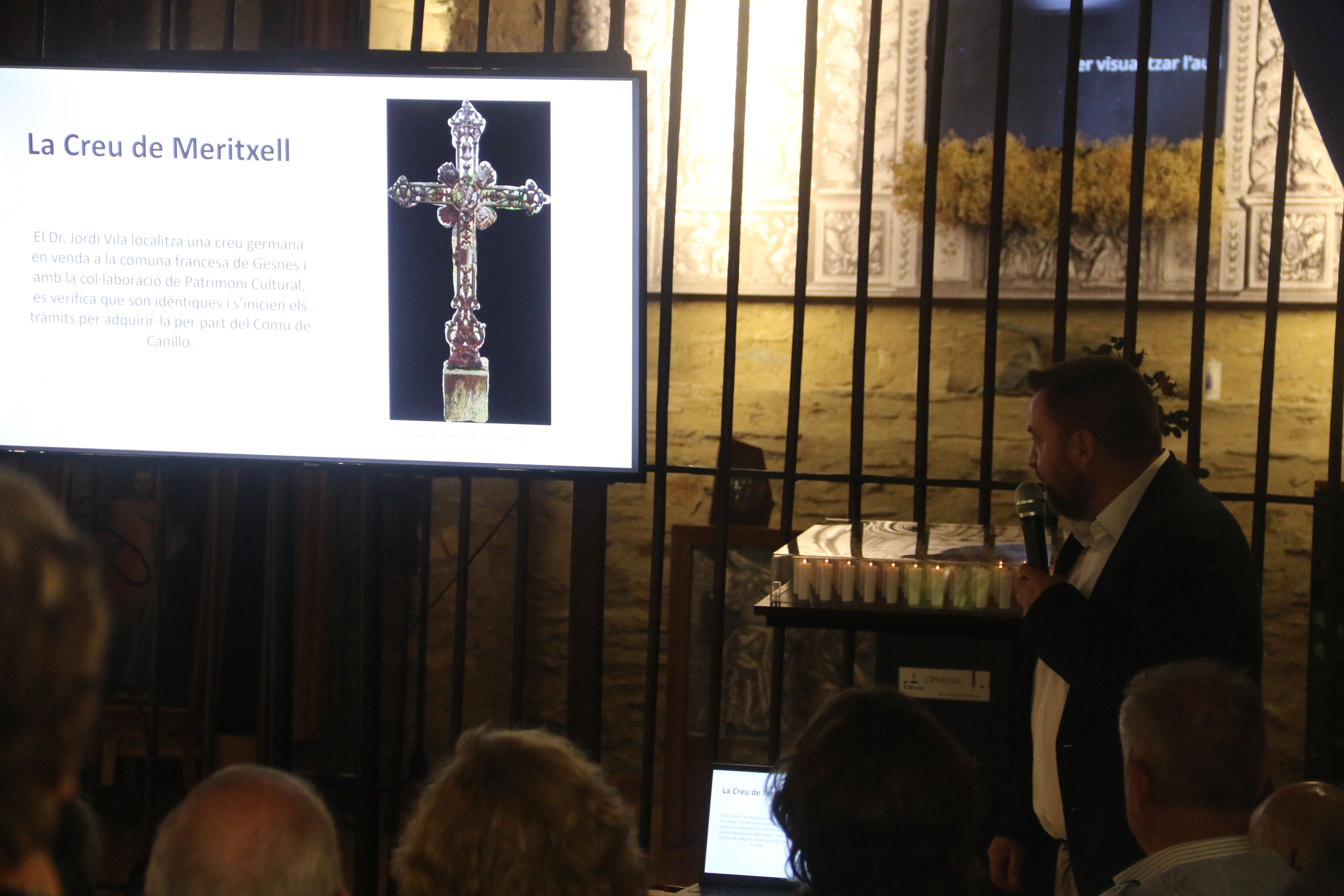 El cap de Cultura del comú canillenc donant detalls sobre la creu. El cap de Cultura del comú canillenc donant detalls sobre la creu.