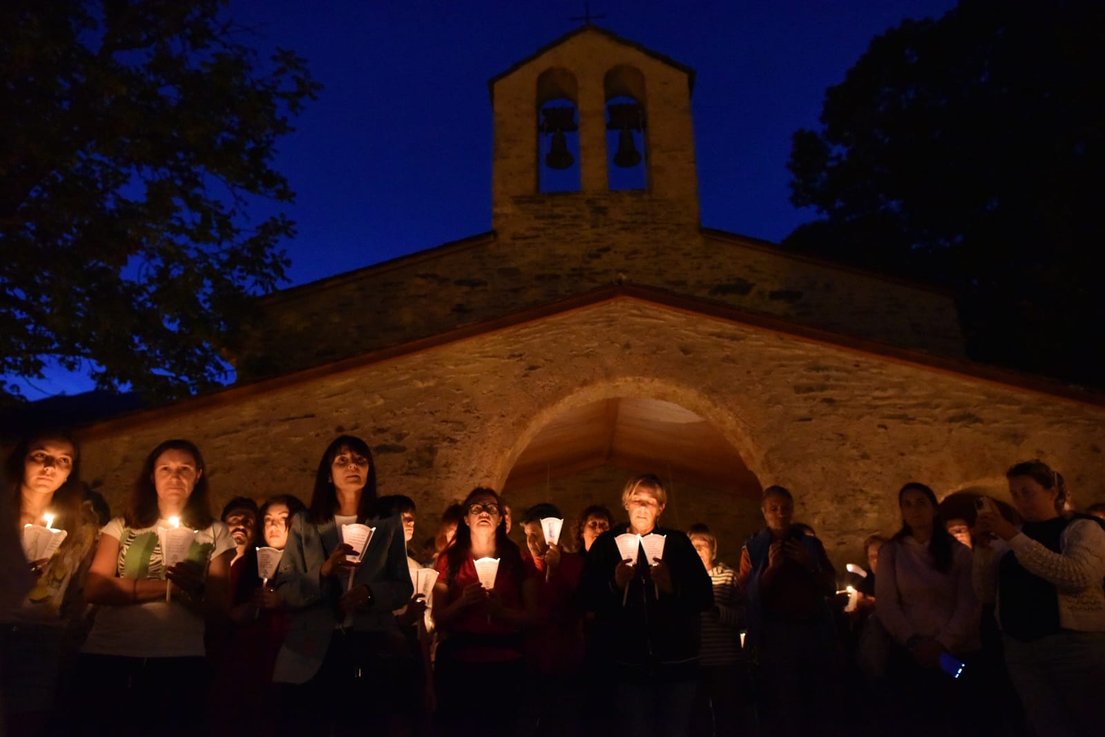 Autoritats i feligresos en la processó d'espelmes davant el santuari vell. Autoritats i feligresos en la processó d'espelmes davant el santuari vell.
