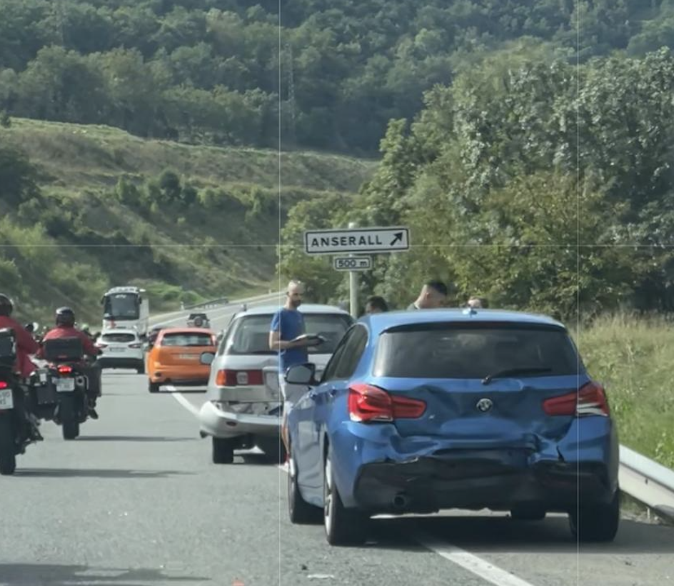 Alguns dels vehicles implicats en el xoc han sofert danys materials. 