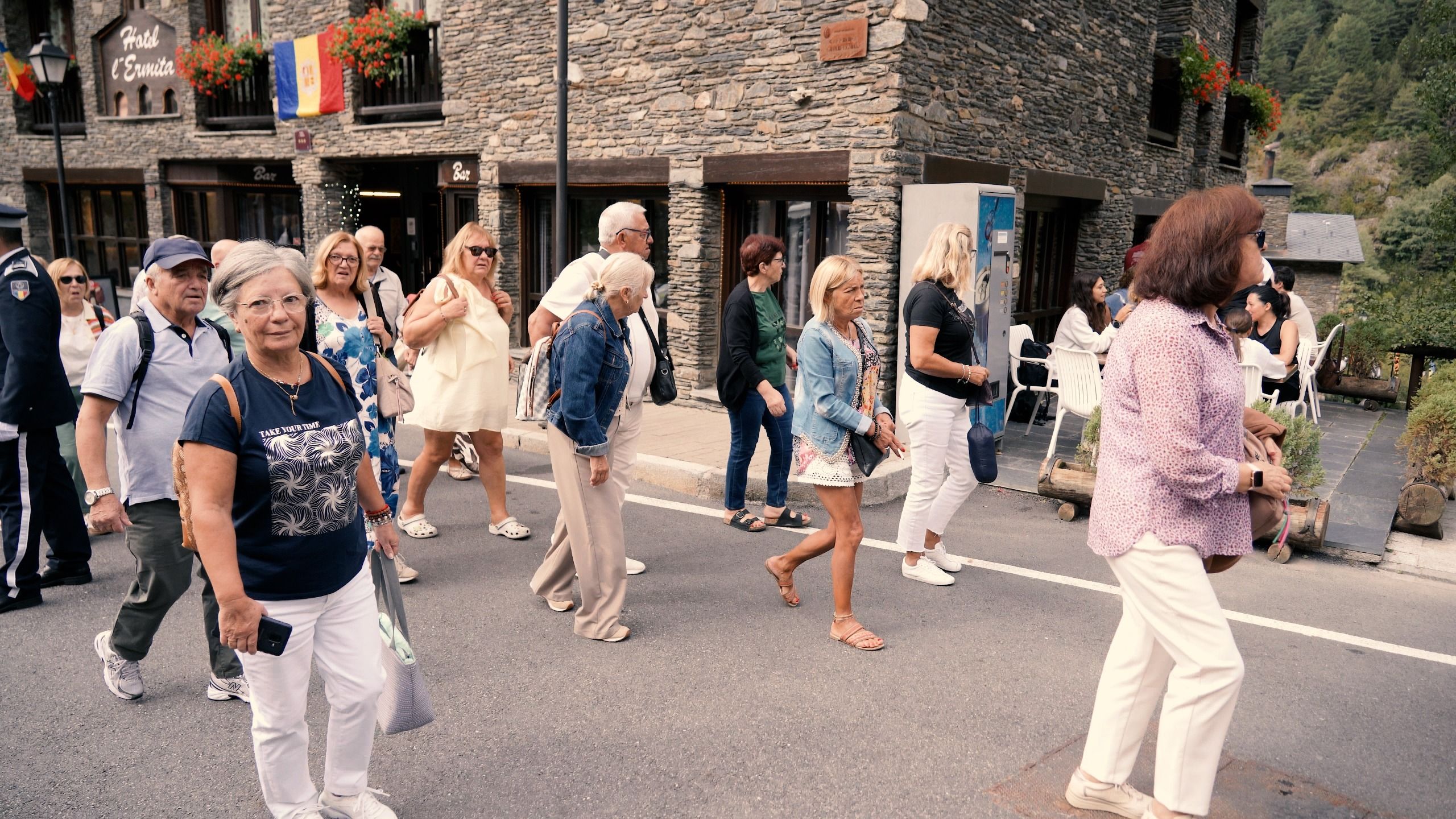 Gent arribant a Meritxell abans de la missa del bisbe.