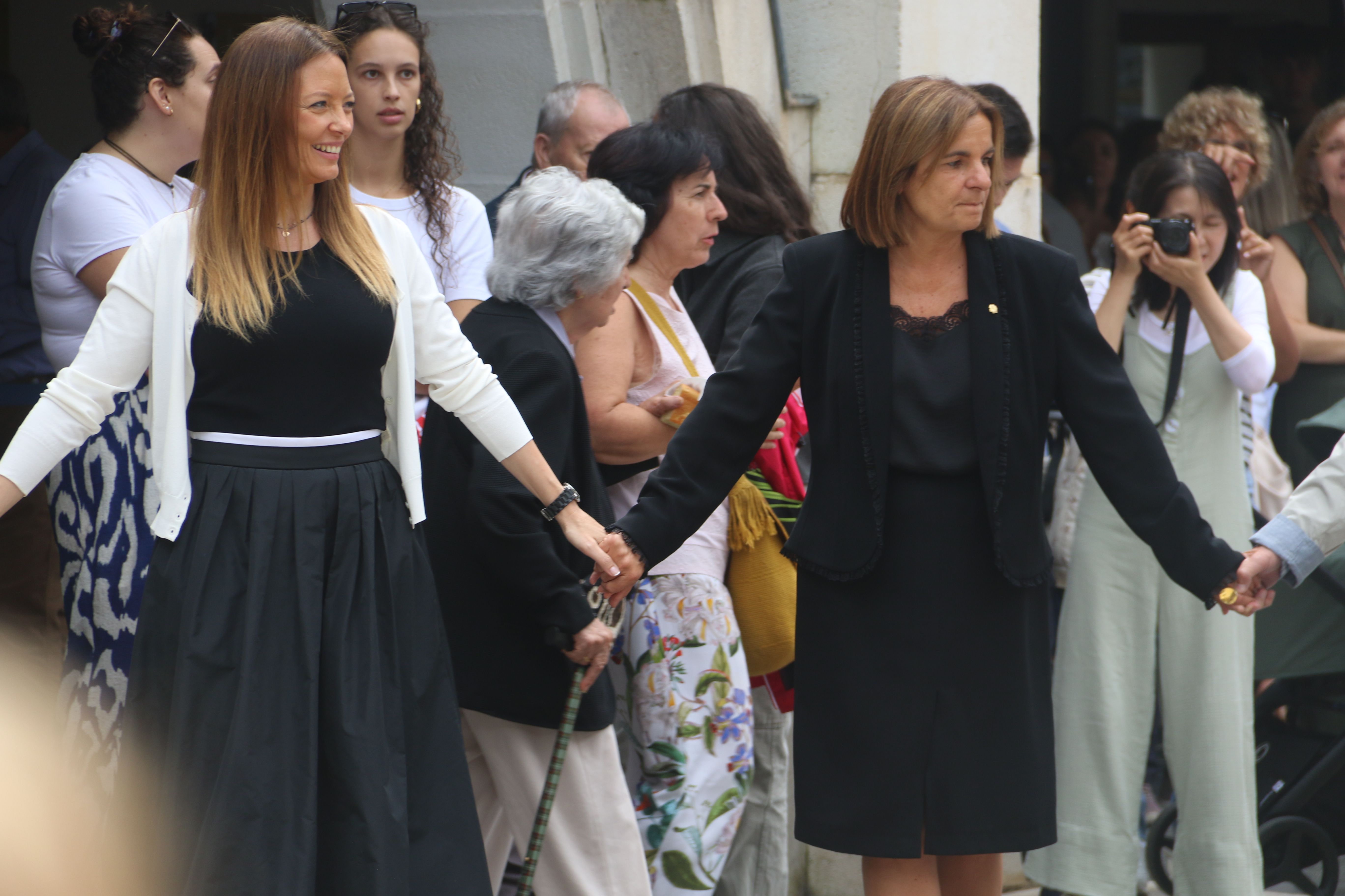 Les ministres de Salut i Afers Socials durant la ballada de sardanes.