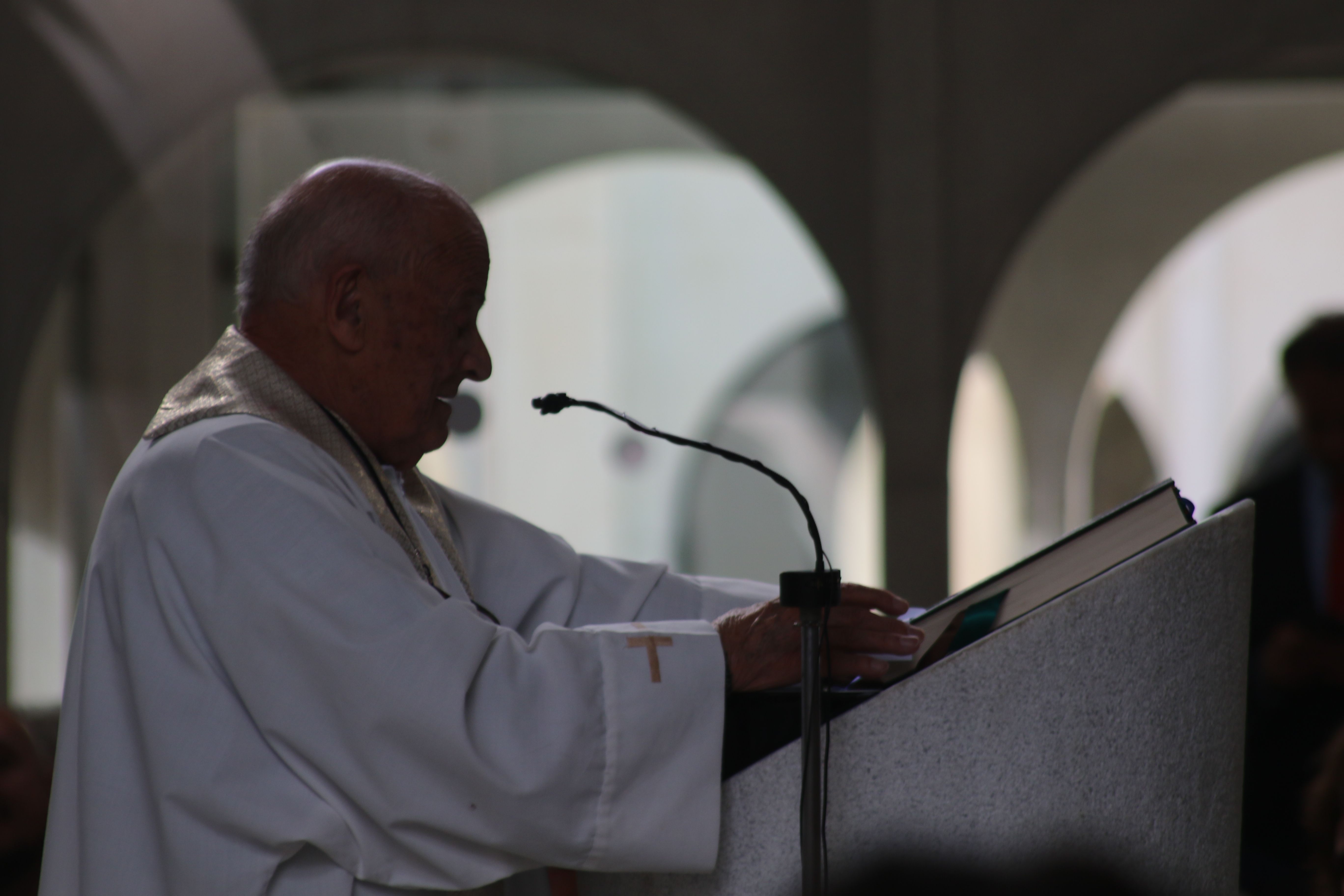 Mossèn Ramon durant la missa.