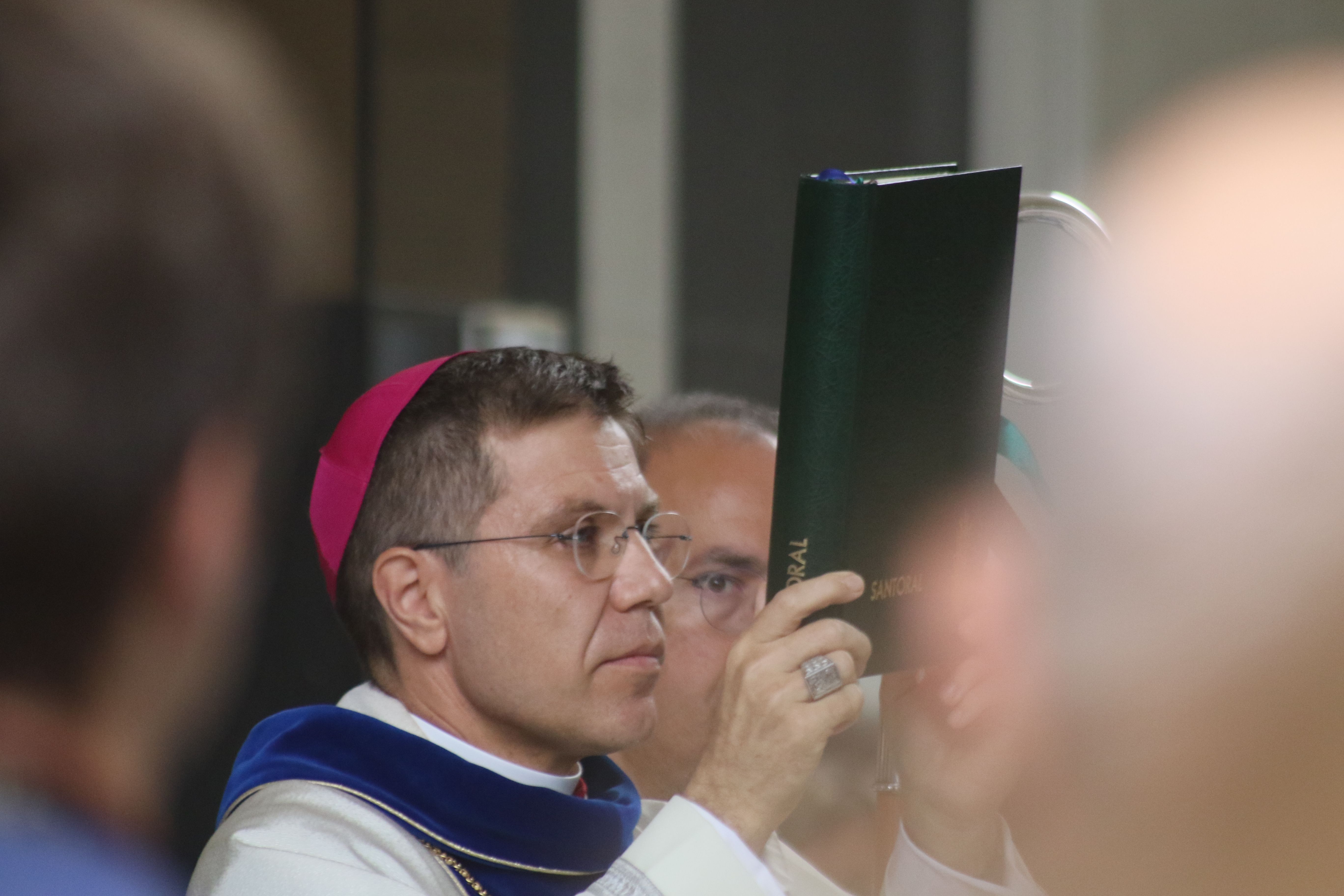 El bisbe d'Urgell en iniciar-se la celebració eucarística.