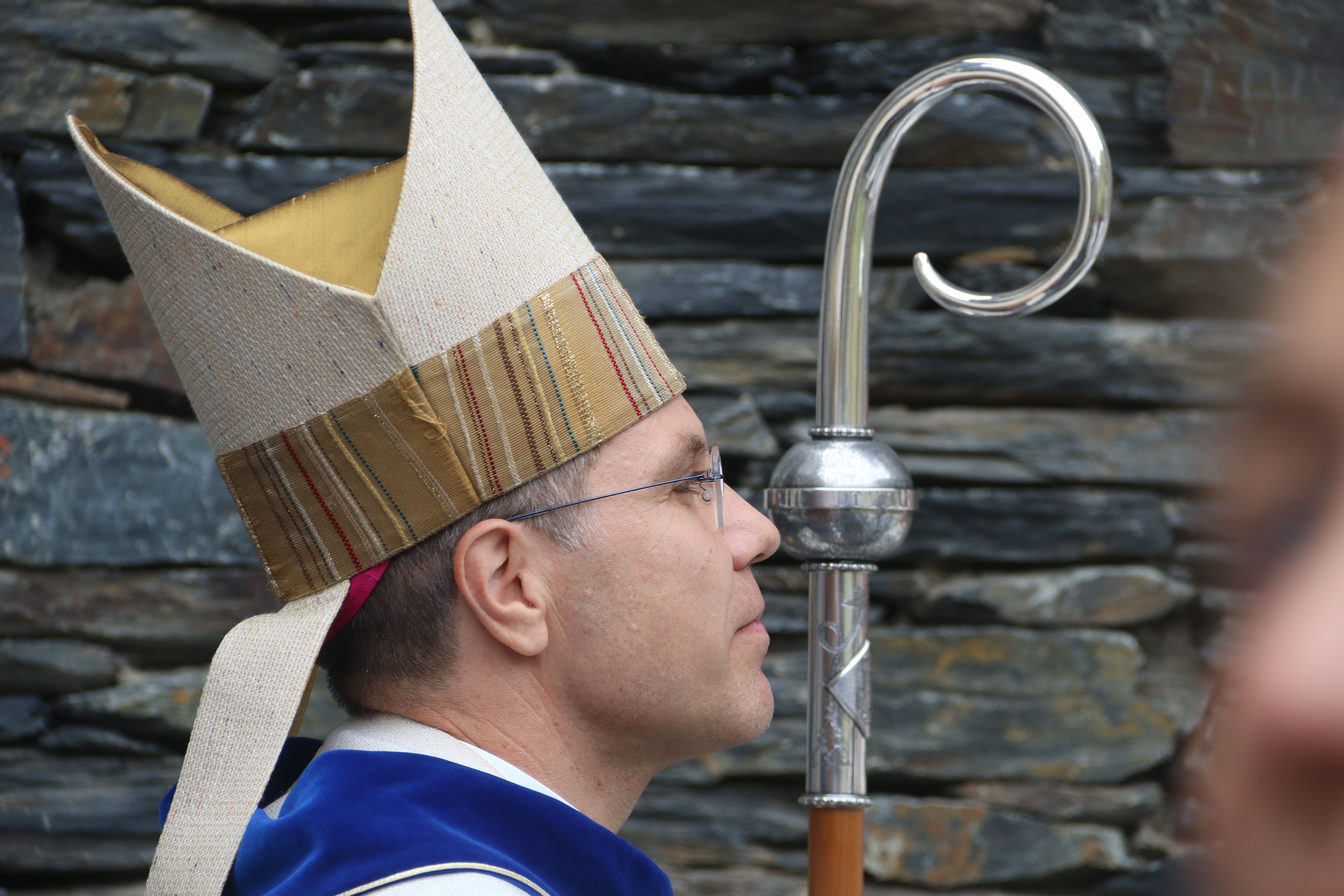 Serrano Pentinat dirigint-se a la missa.