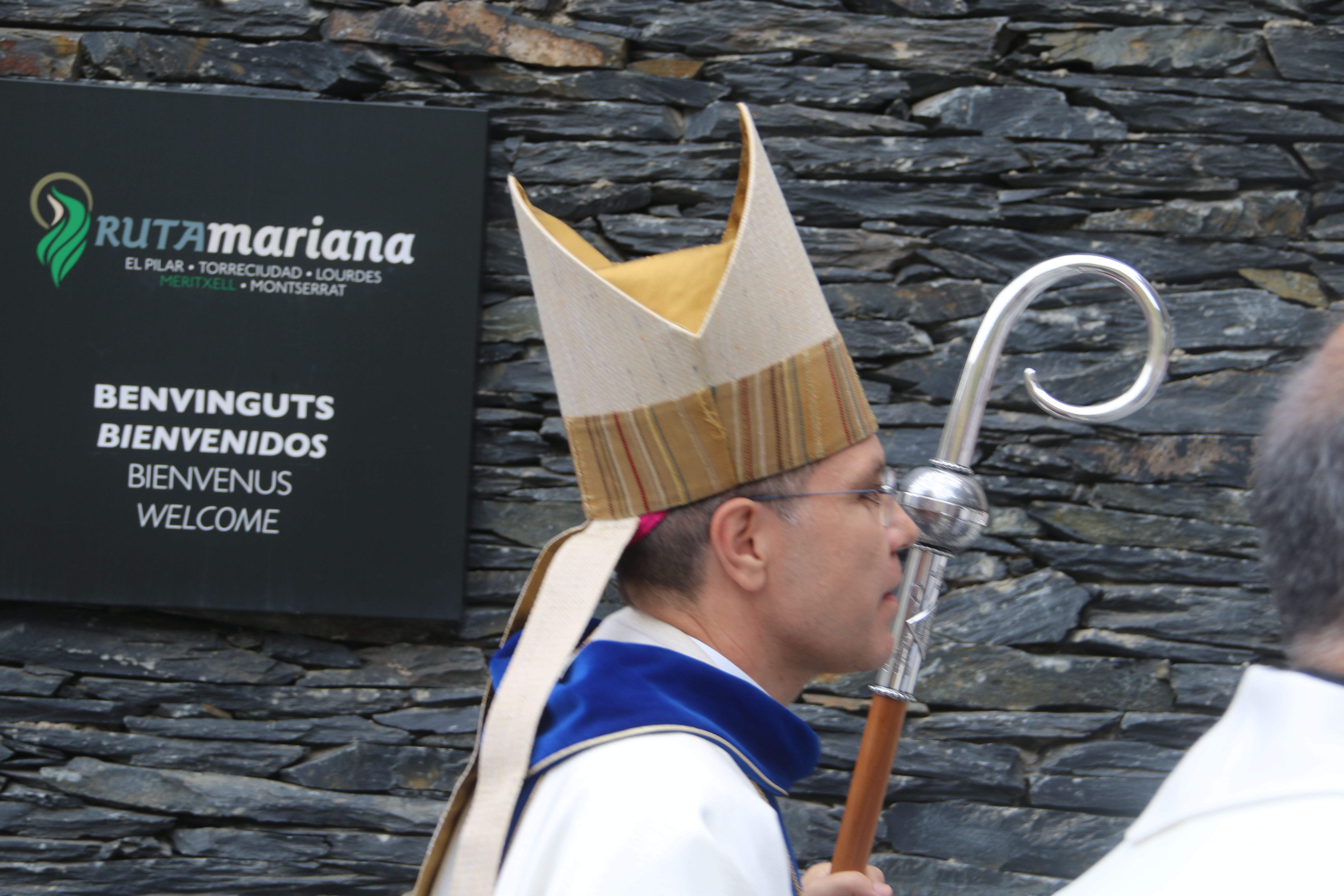 Serrano Pentinat dirigint-se a la missa.