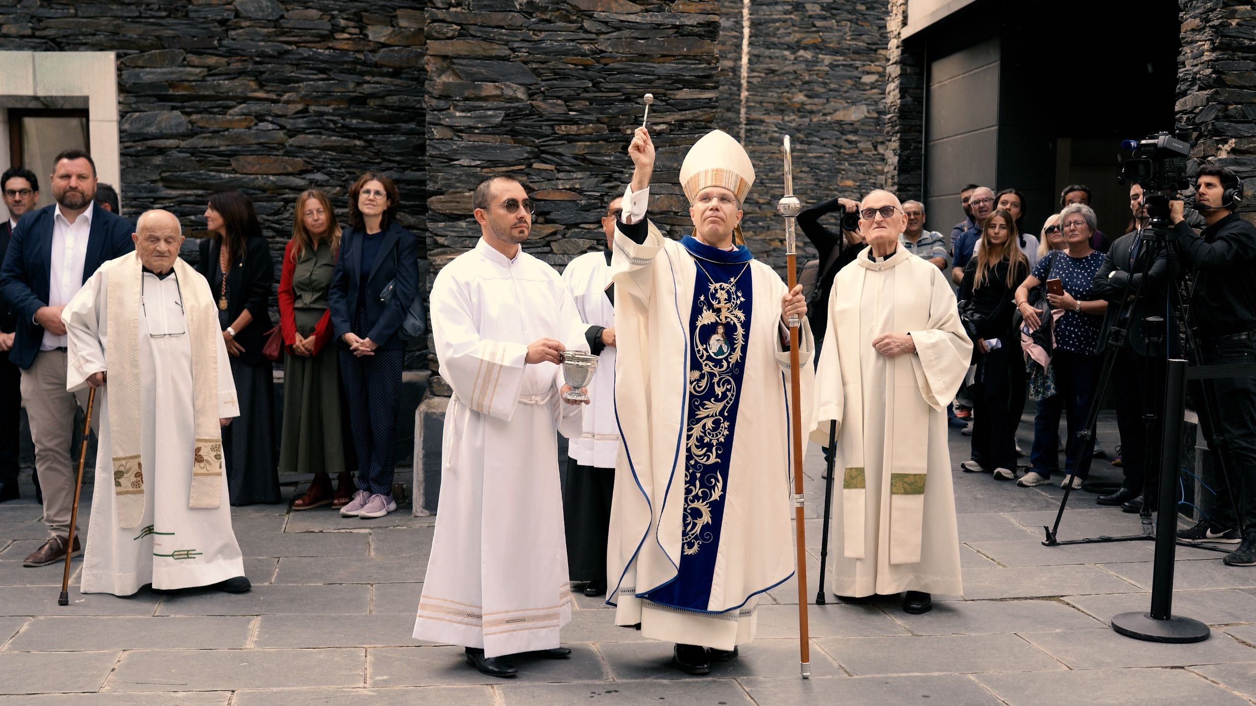 Moment en què Serrano Pentinat beneeix les campanes.