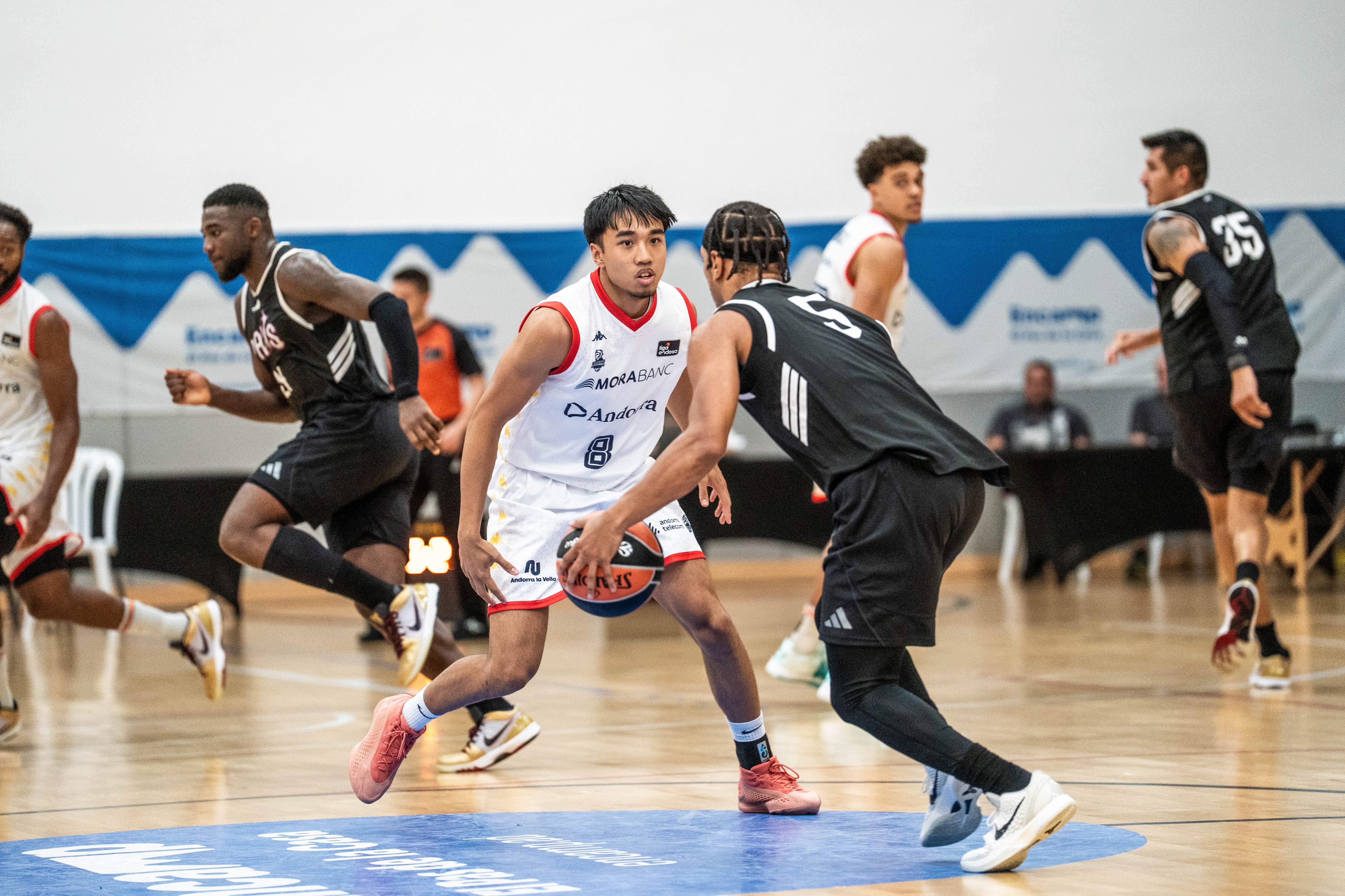 L'andorrà Aaron Ganal, defensant a Justin Robinson (París).