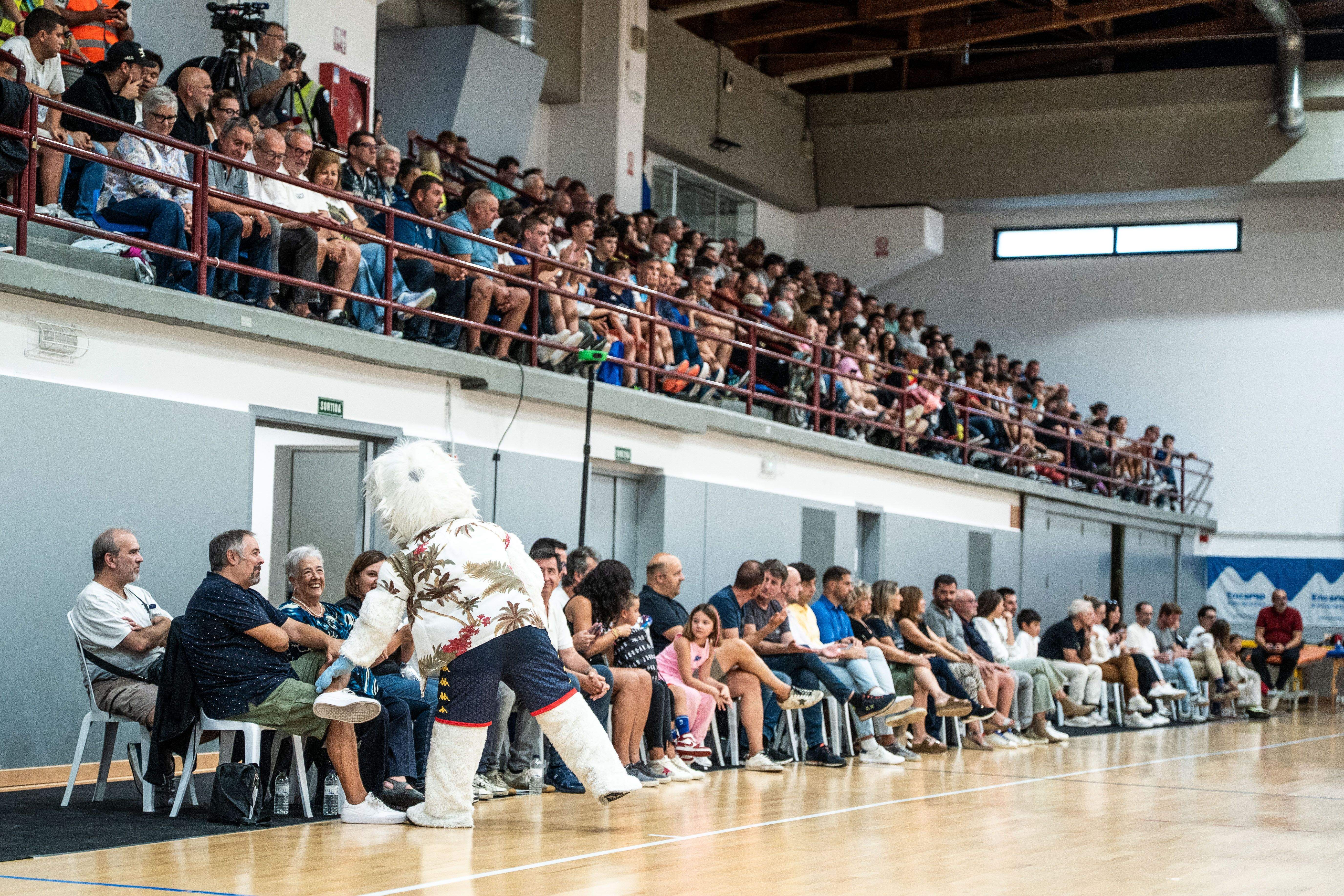 La graderia del complex esportiu s'ha emplenat per veure el primer duel del MoraBanc. La graderia del complex esportiu s'ha emplenat per veure el primer duel del MoraBanc.