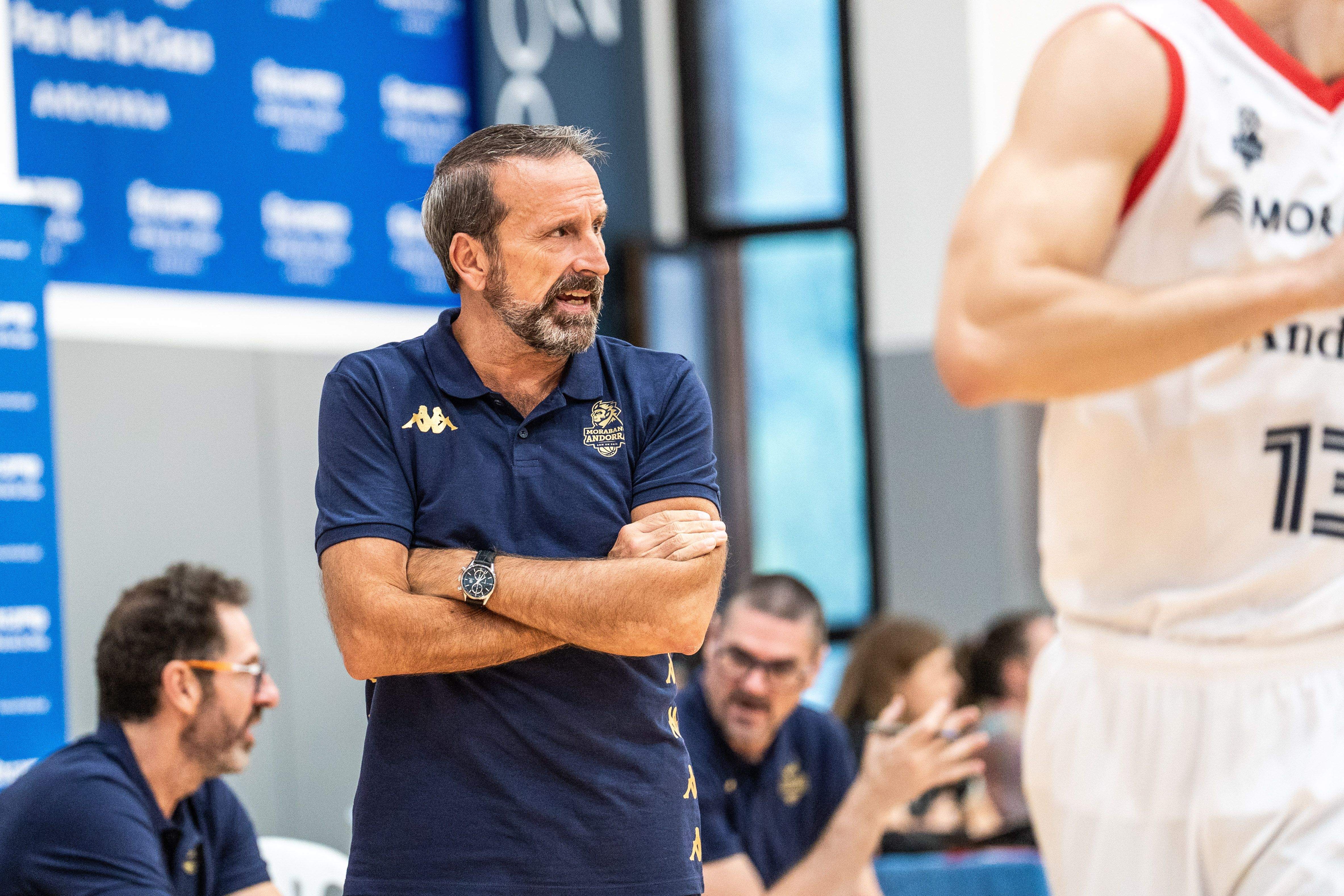 Joan Plaza, a la zona tècnica contra el París. Joan Plaza, a la zona tècnica contra el París.