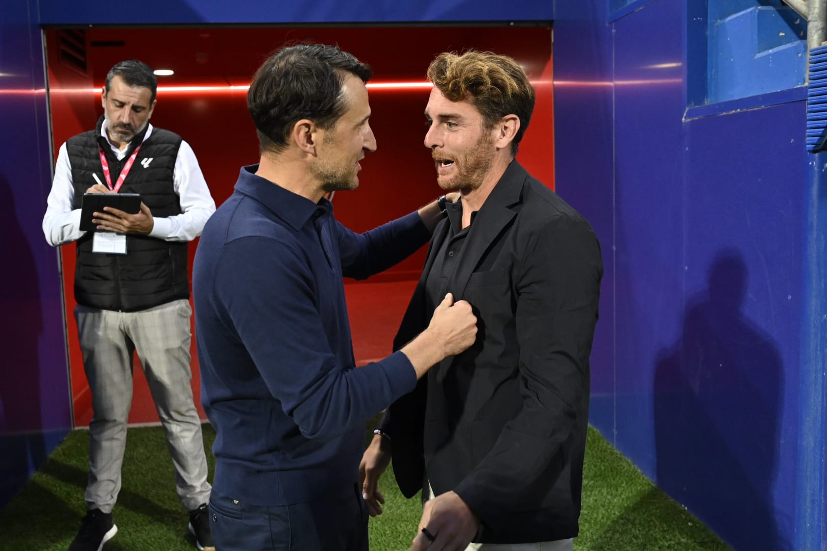 Beñat San José i Ibai Gómez, abans futbolistes, ara entrenadors. Beñat San José i Ibai Gómez, abans futbolistes, ara entrenadors.