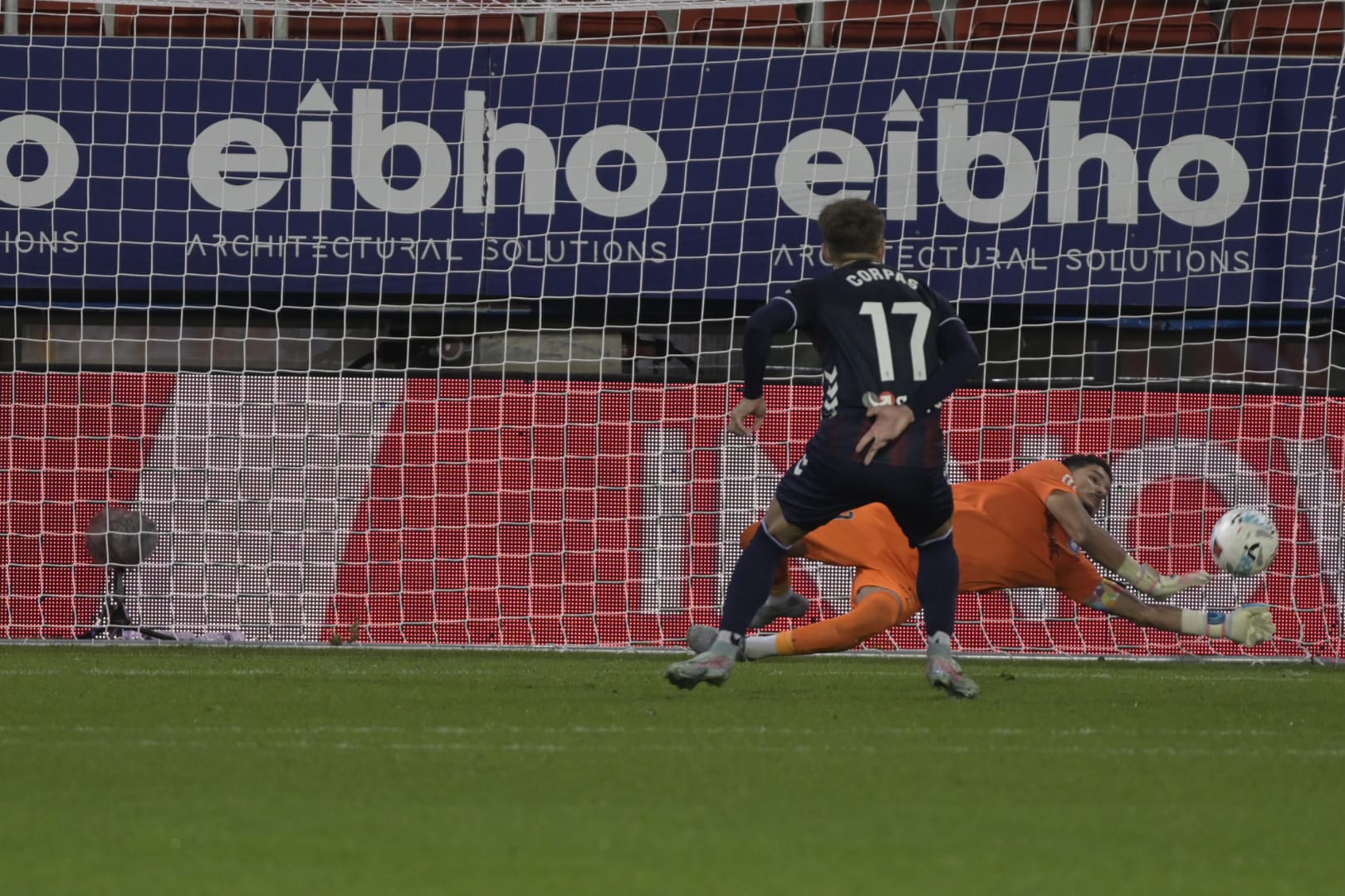 Ratti ha aturat un penal llançat per Corpas. Ratti ha aturat un penal llançat per Corpas.