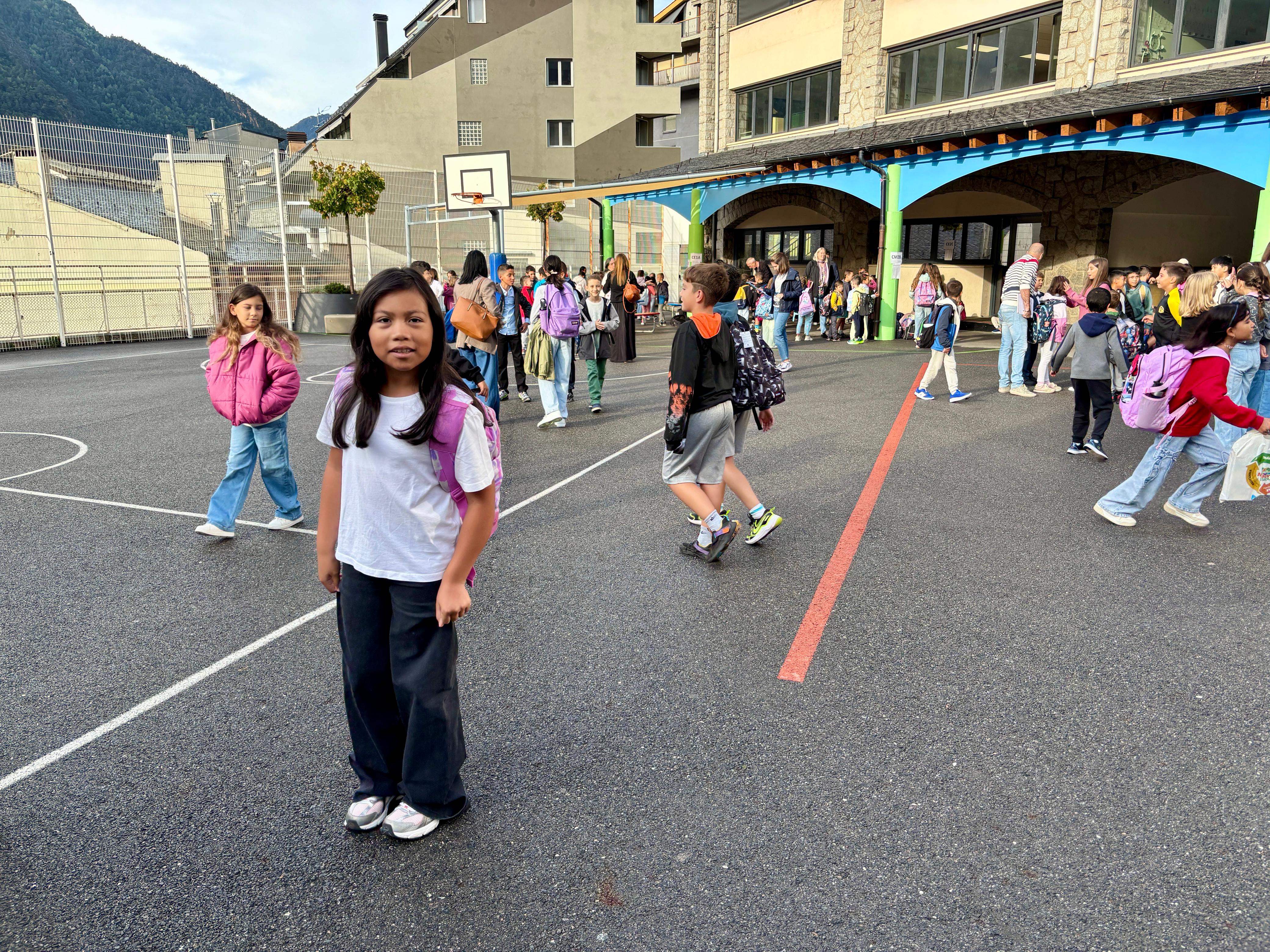 Alumnes al pati de l'escola francesa de Ciutat de Valls minuts abans d'entrar a l'aula. Alumnes al pati de l'escola francesa de Ciutat de Valls minuts abans d'entrar a l'aula.