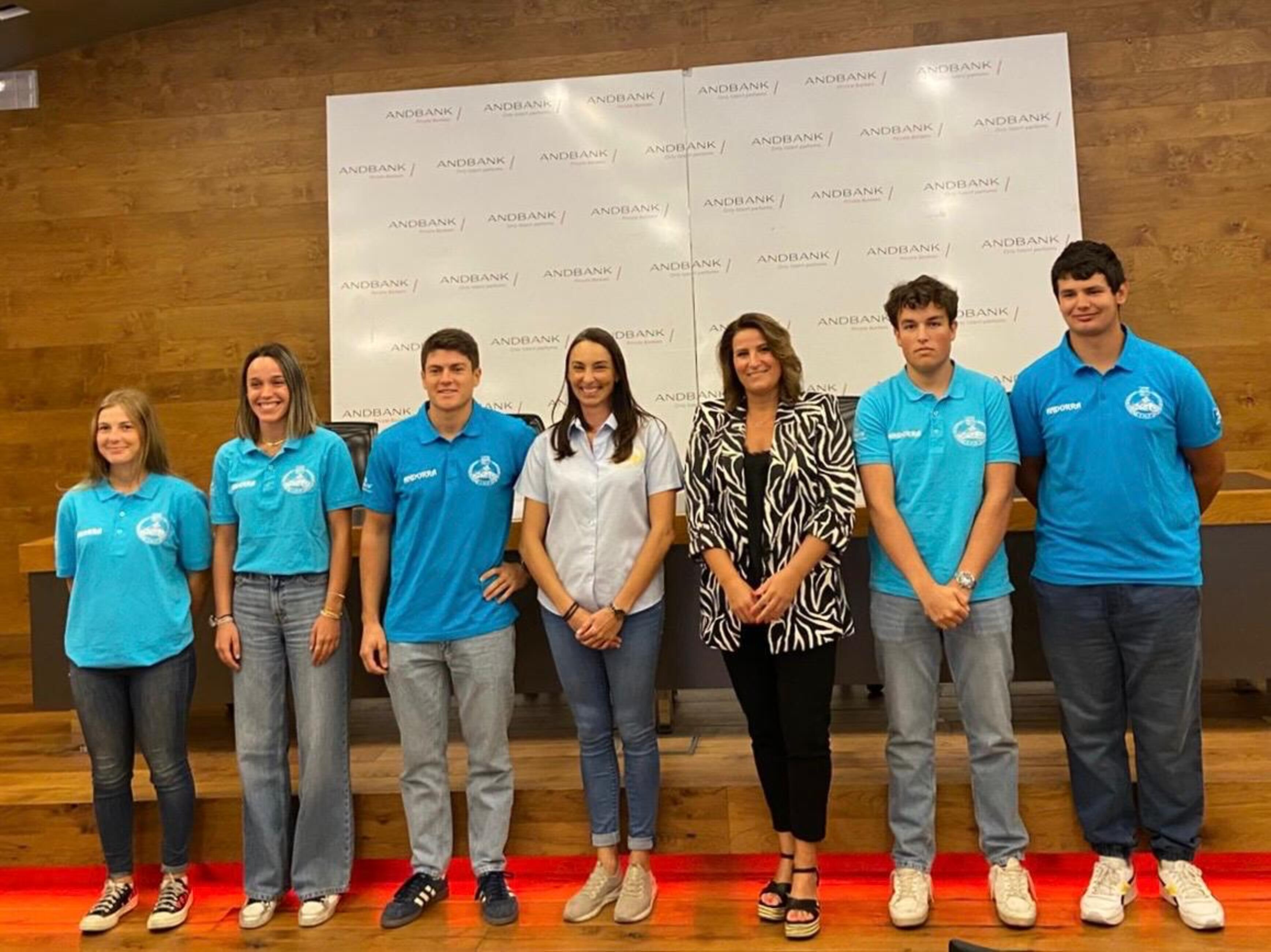 Els integrants dels dos equips amb la presidenta de l'FMA.