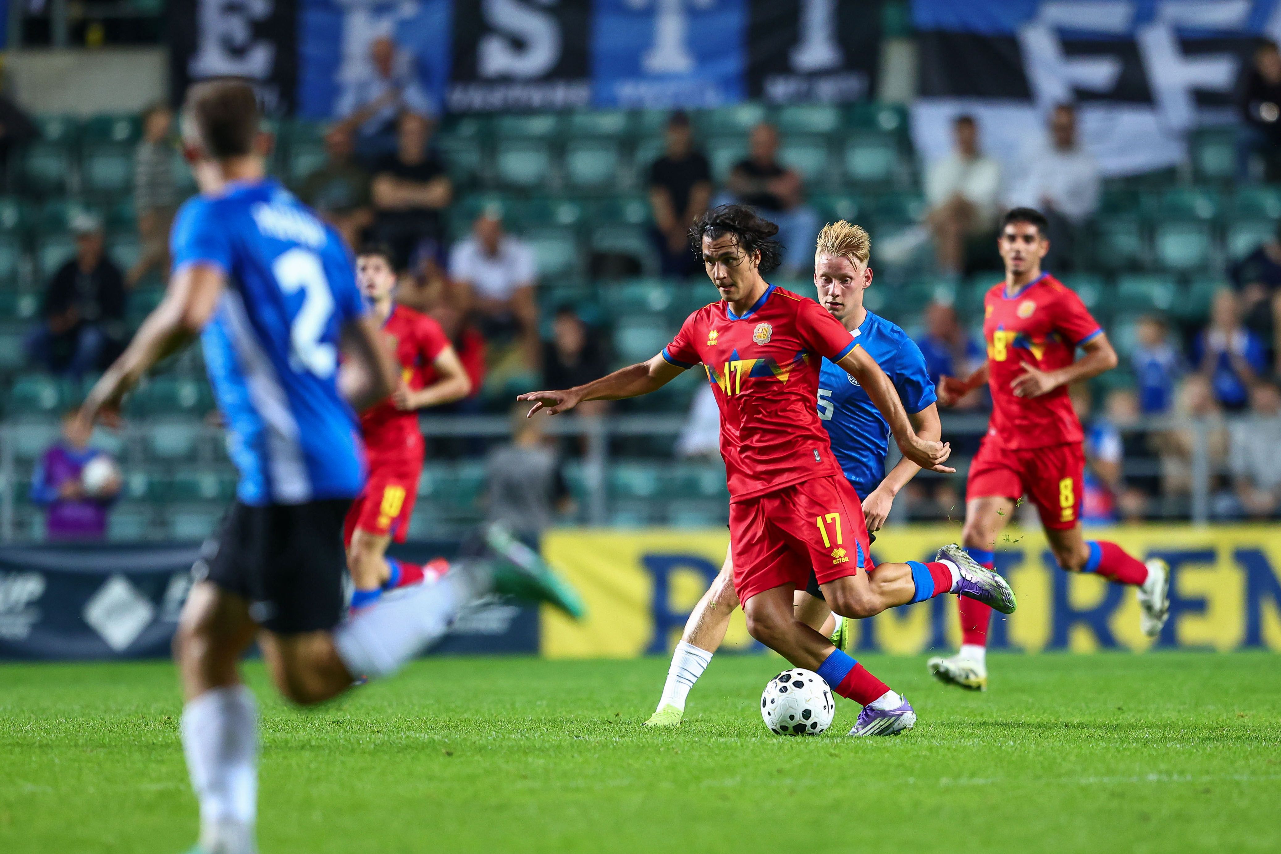 Joan Cervós, controlant la pilota davant l'oposició d'Estònia.