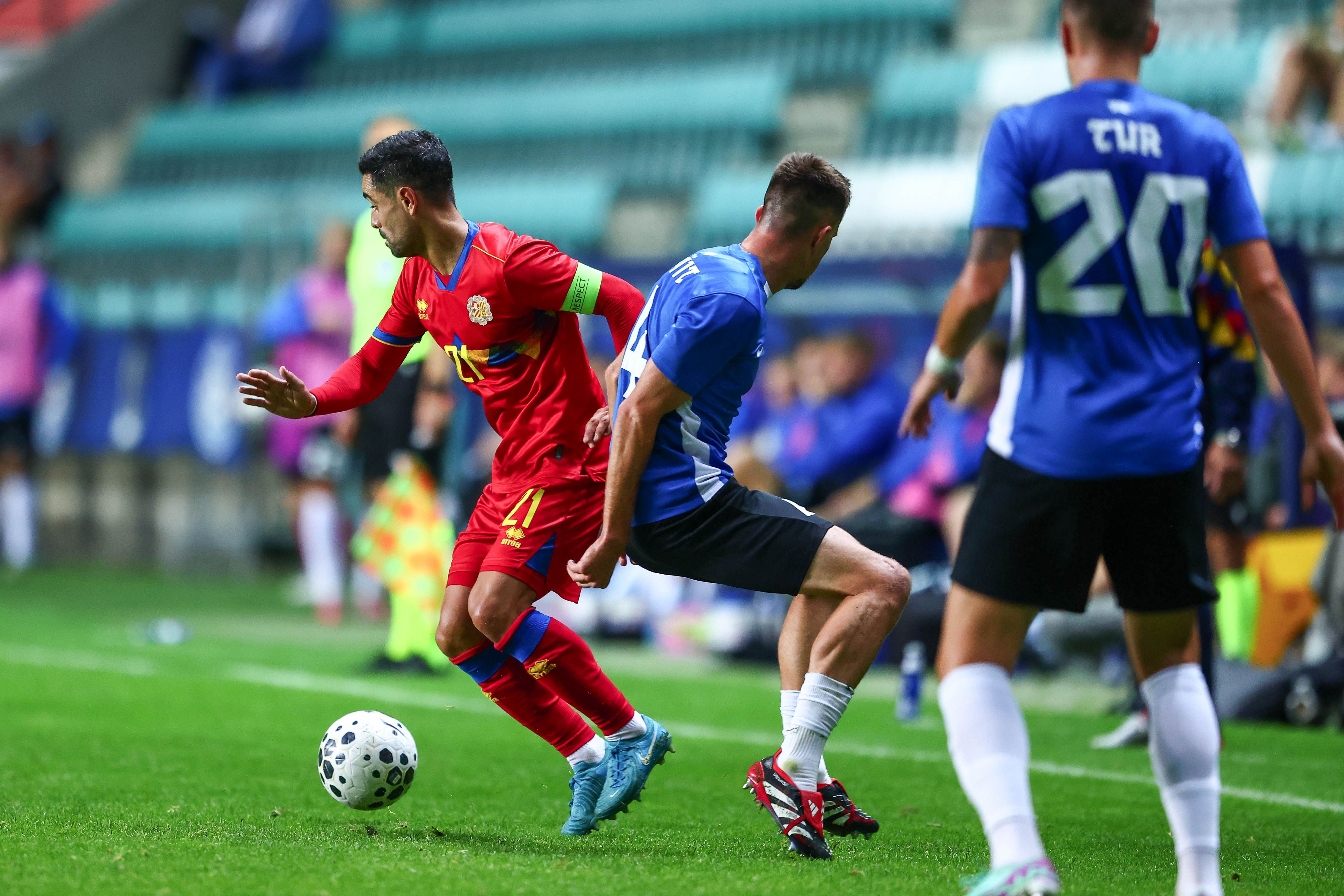 El capità Marc Garcia ha acabat el partit amb molèsties. El capità Marc Garcia ha acabat el partit amb molèsties.