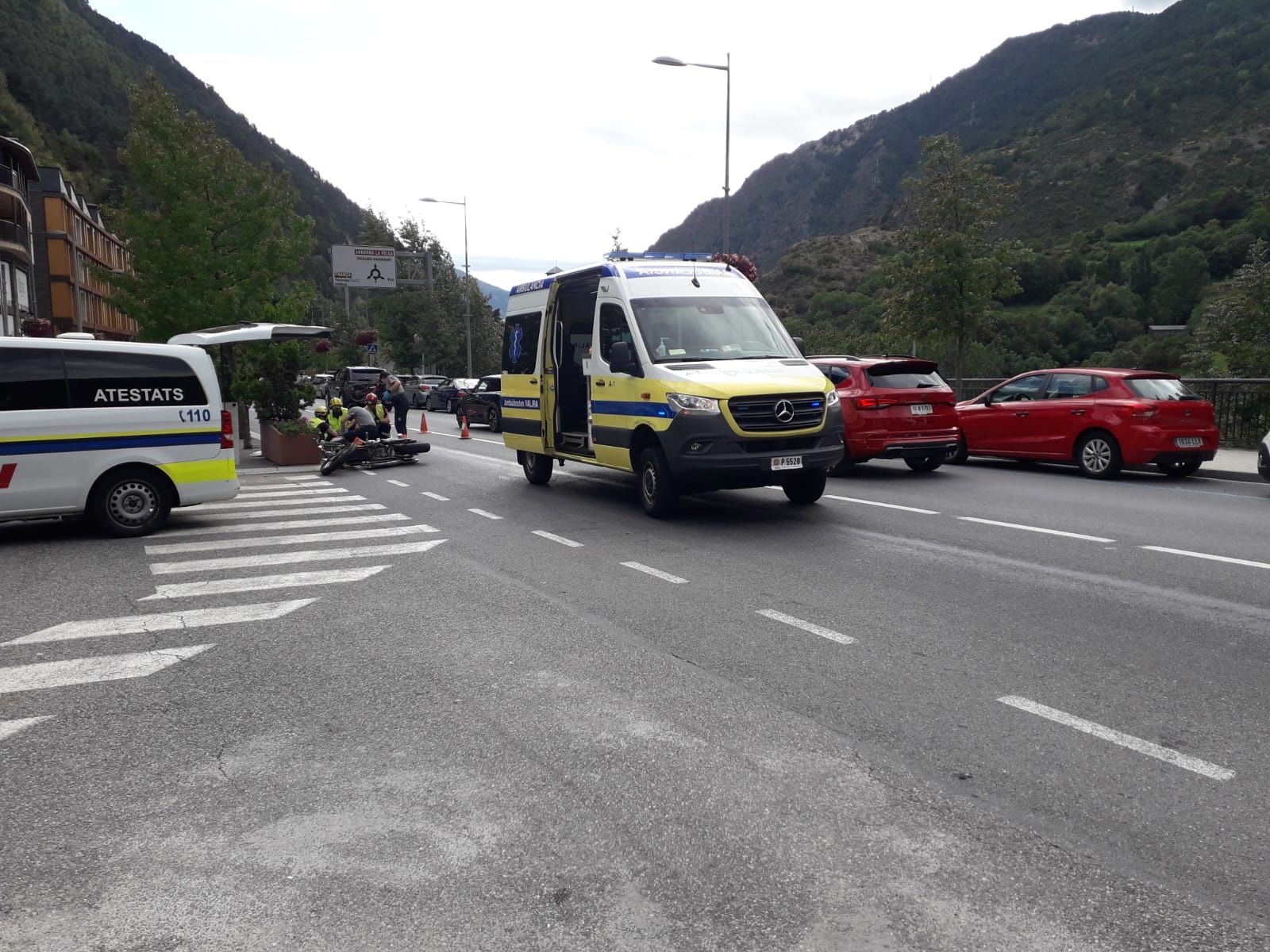 Els sanitaris atenent el ferit. Els sanitaris atenent el ferit.