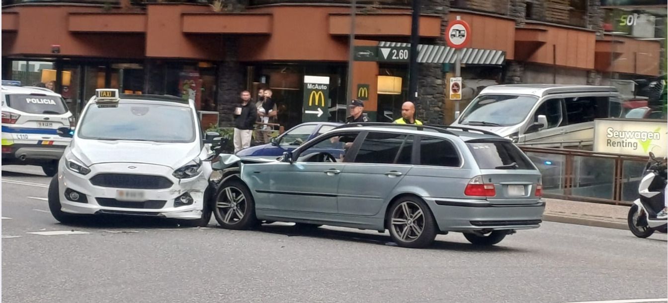 Els dos vehicles que han topat.