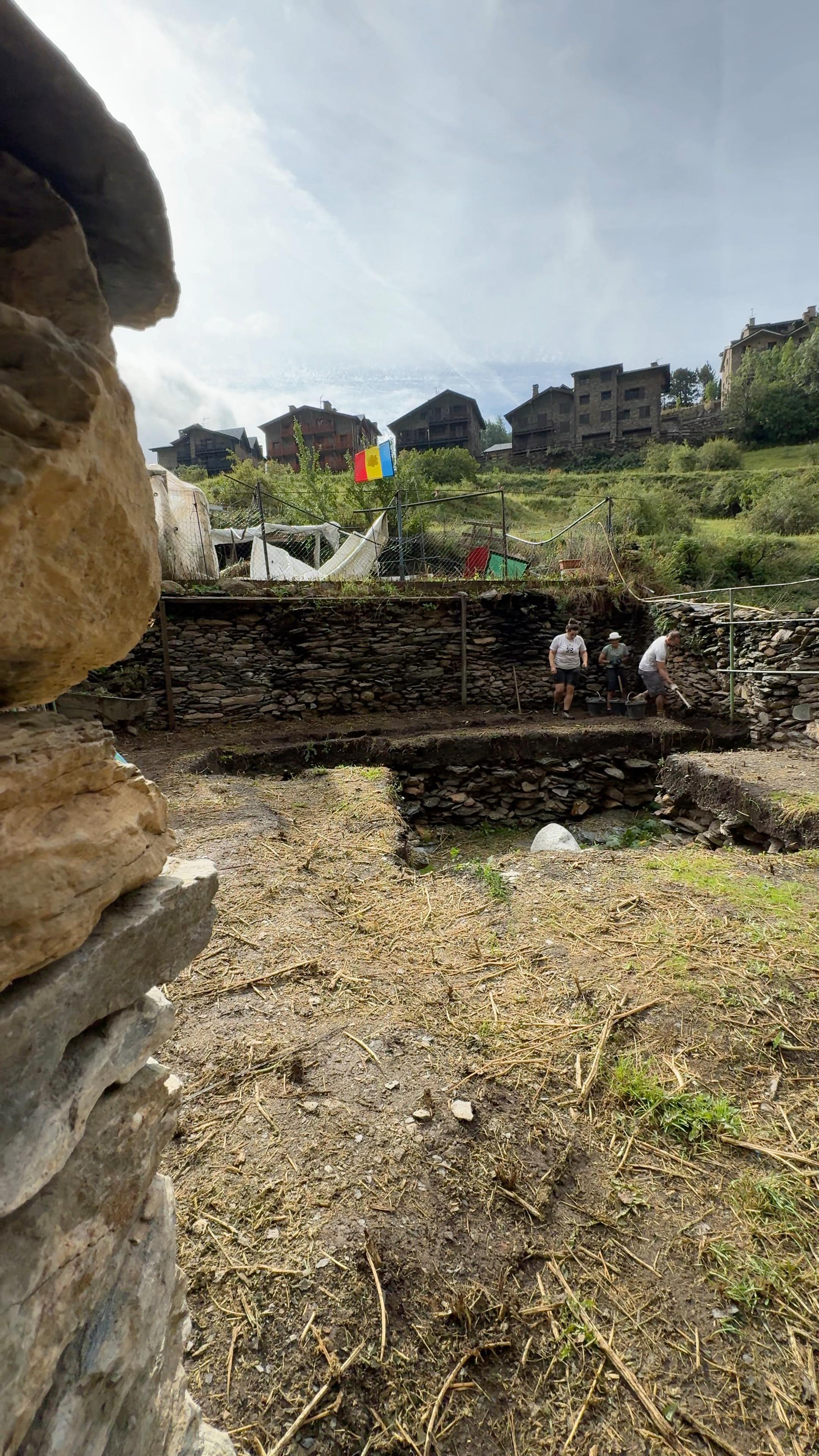 Els arqueòlegs han tornat a la feina.