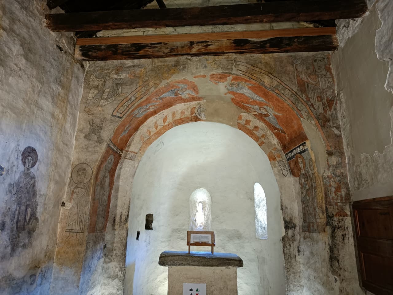 Les pintures de l'interior de Sant Serni de Nagol.
