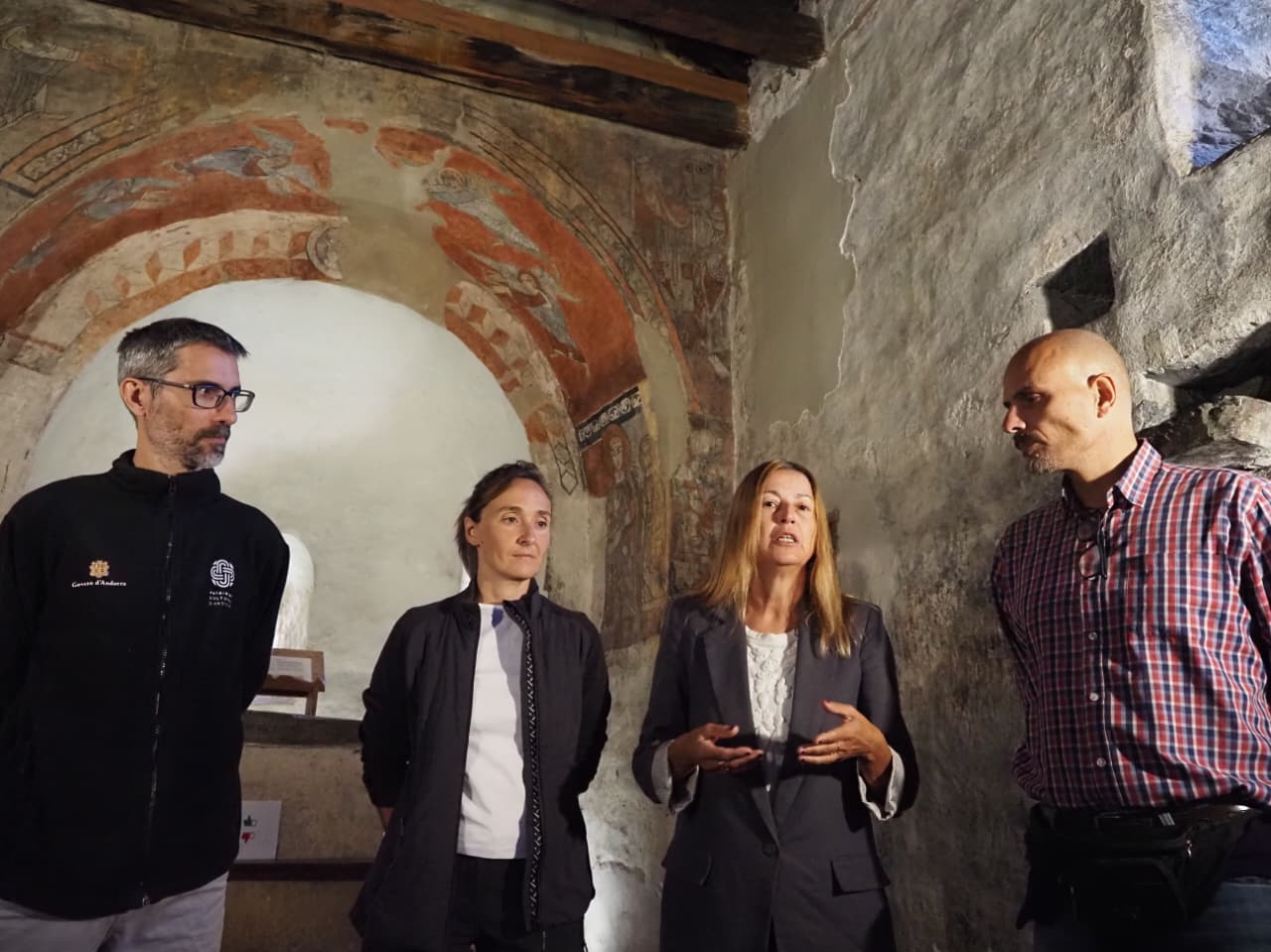 Els tècnics que faran l'anàlisi i Isabel de la Parte a Sant Serni de Nagol.