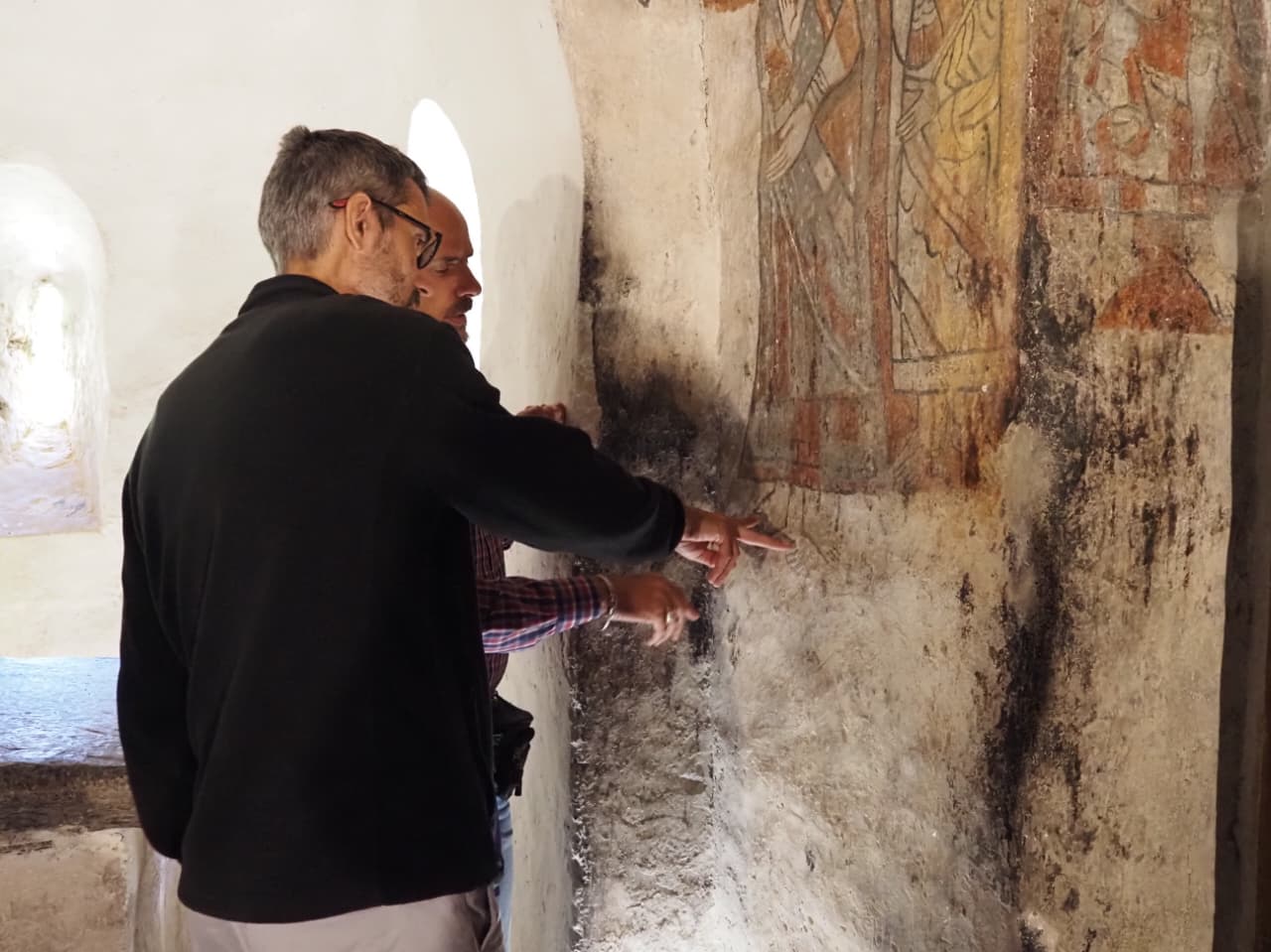 Els tècnics observant una de les pintures de Sant Serni de Nagol.