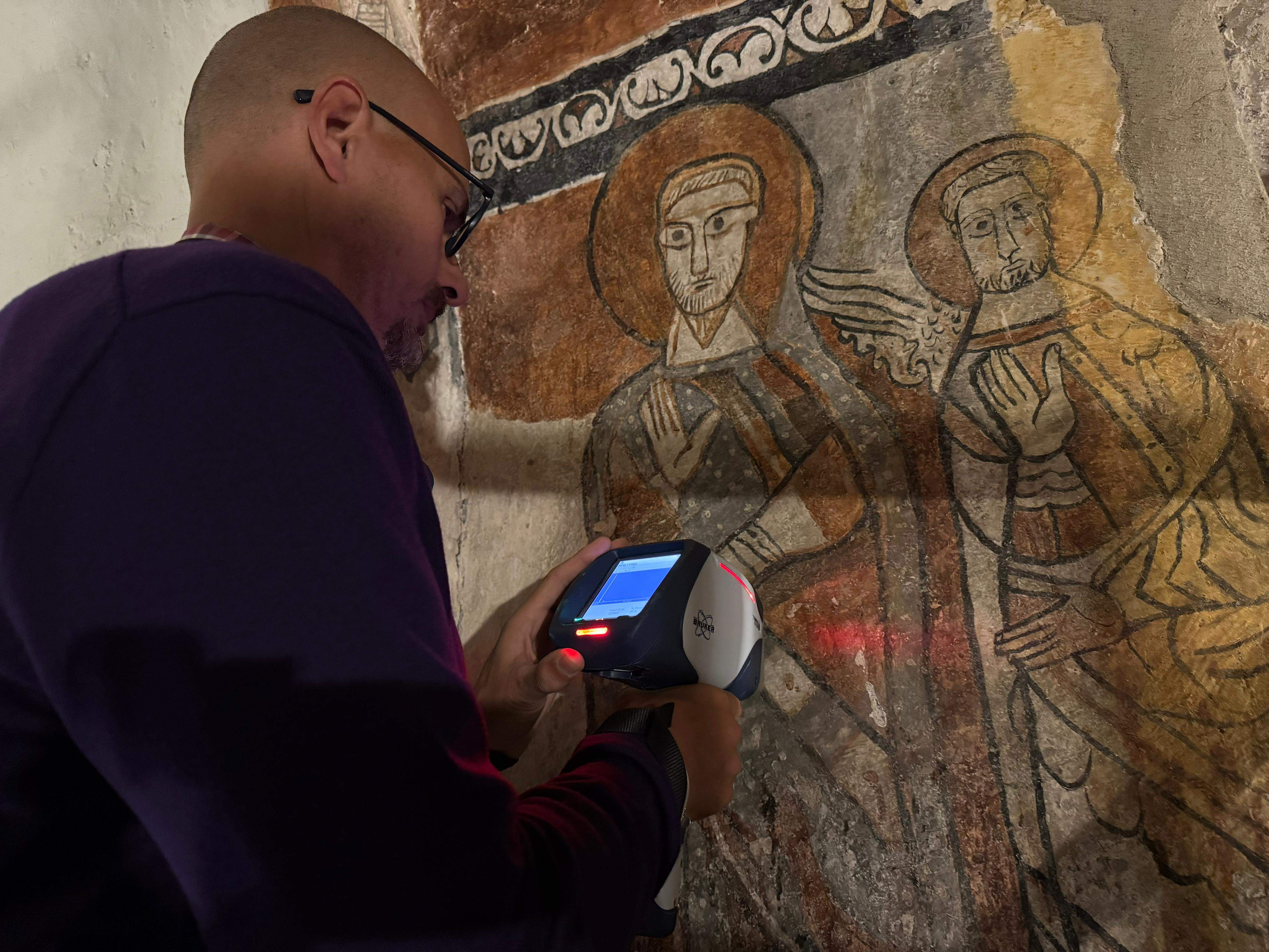 Treballs de l'estudi de les pintures romàniques de Sant Serni de Nagol.