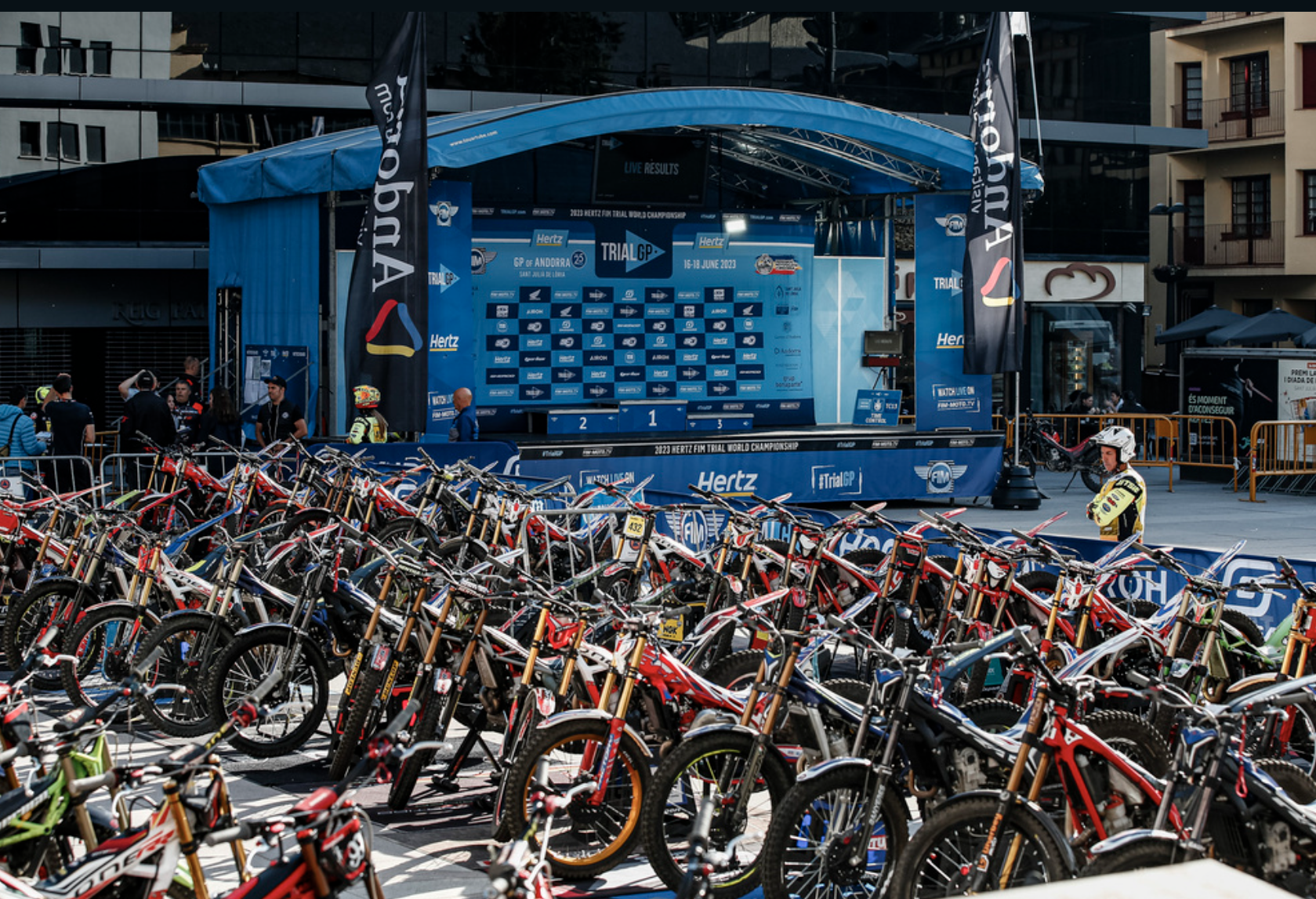Motos al centre de Sant Julià en la prova de TrialGP del 2023.