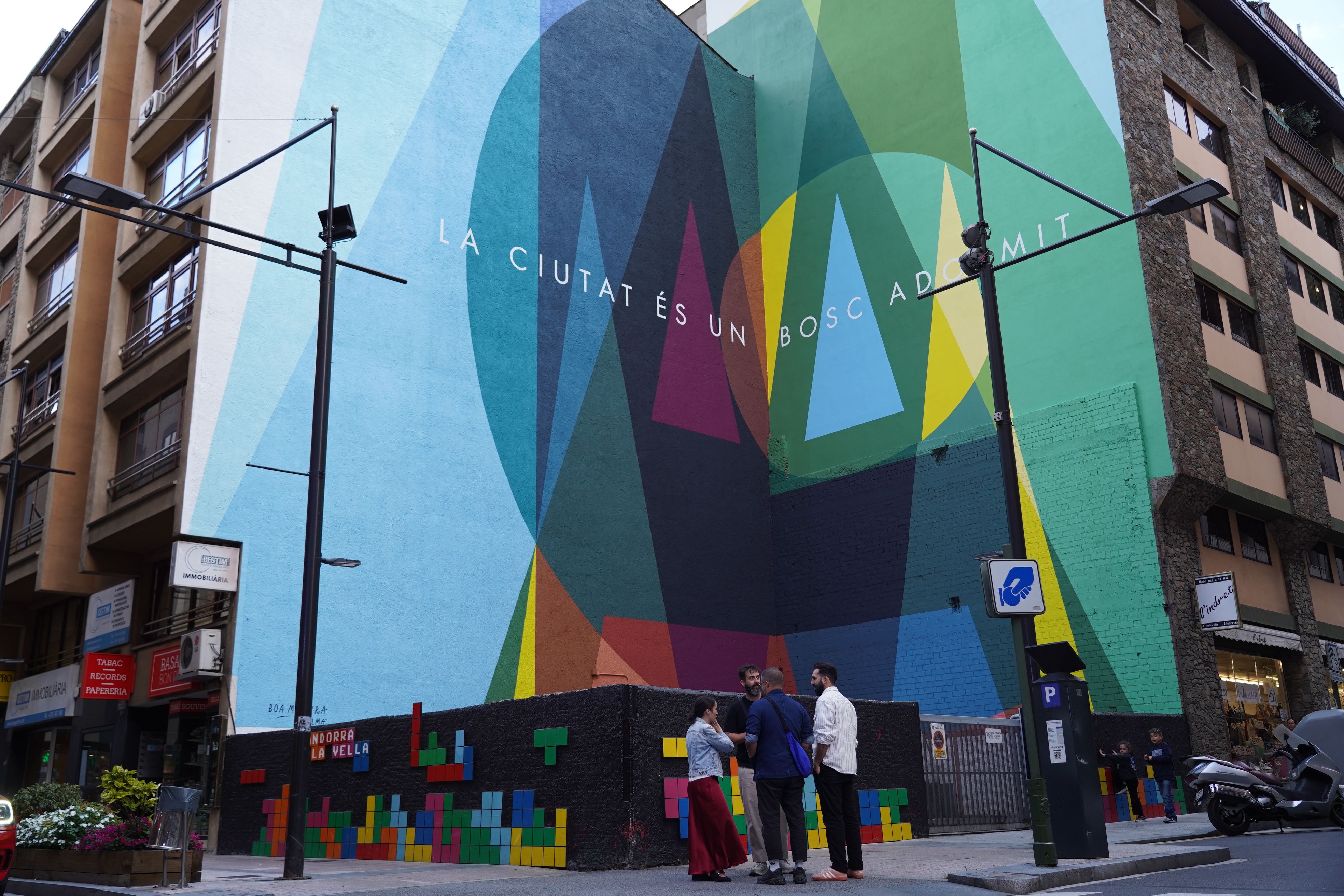 Losada i membres de Boa Mistura davant del mural. Losada i membres de Boa Mistura davant del mural.