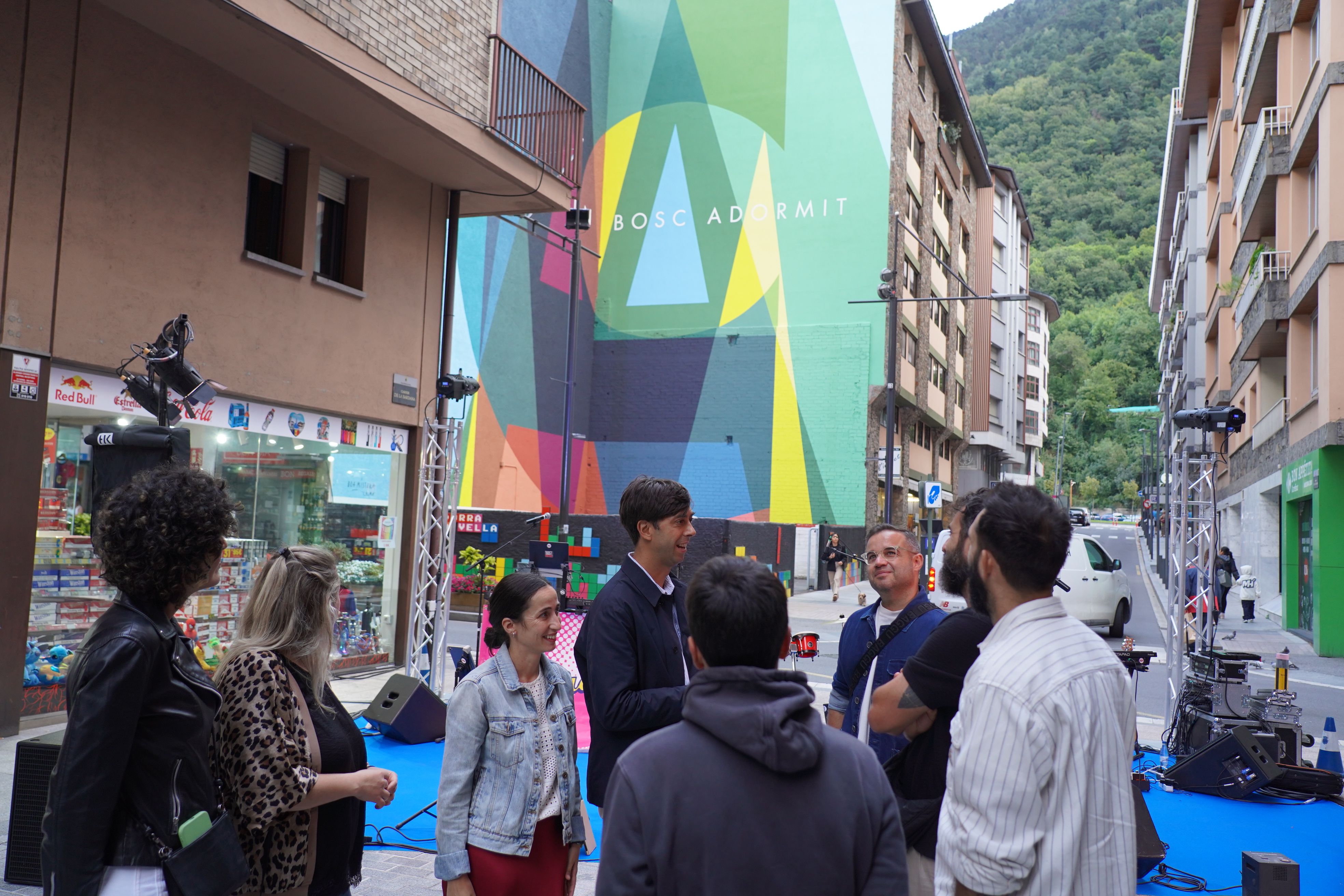 Membres de la corporació amb representants de Boa Mistura davant del mural. Membres de la corporació amb representants de Boa Mistura davant del mural.