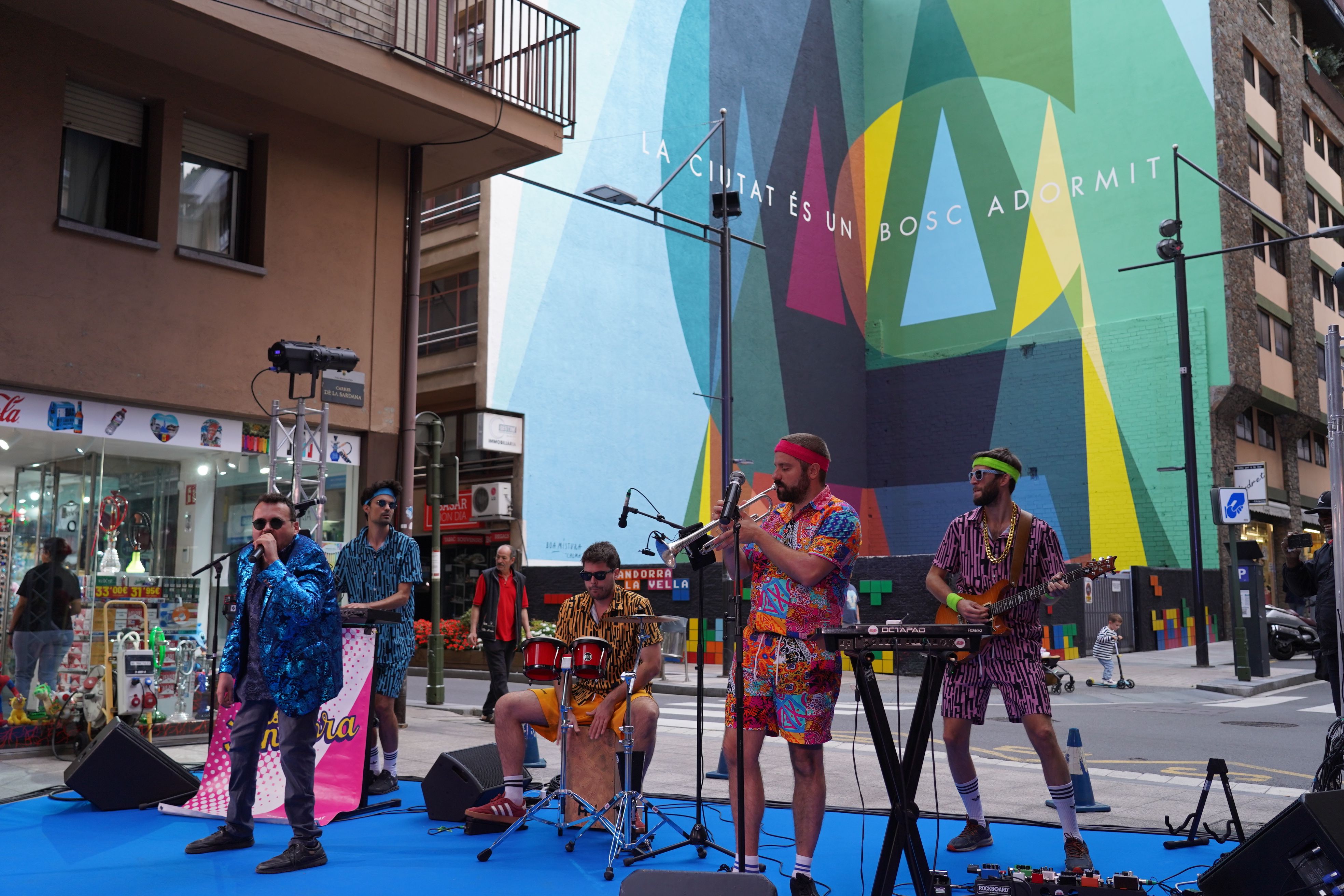 Actuació d'Els Senyora durant la inauguració del mural 'Calma'. Actuació d'Els Senyora durant la inauguració del mural 'Calma'.