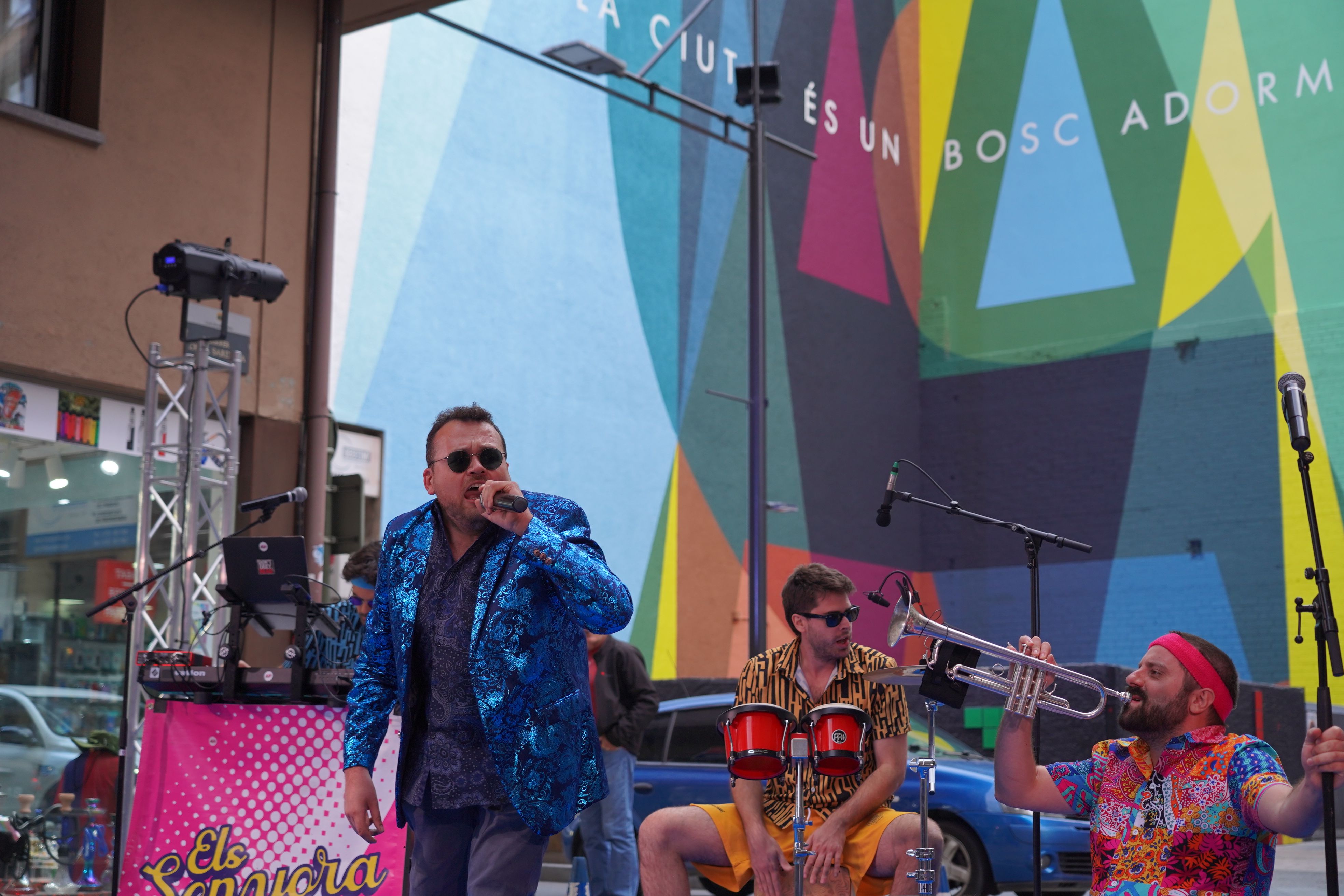 Actuació d'Els Senyora durant la inauguració del mural 'Calma'. Actuació d'Els Senyora durant la inauguració del mural 'Calma'.