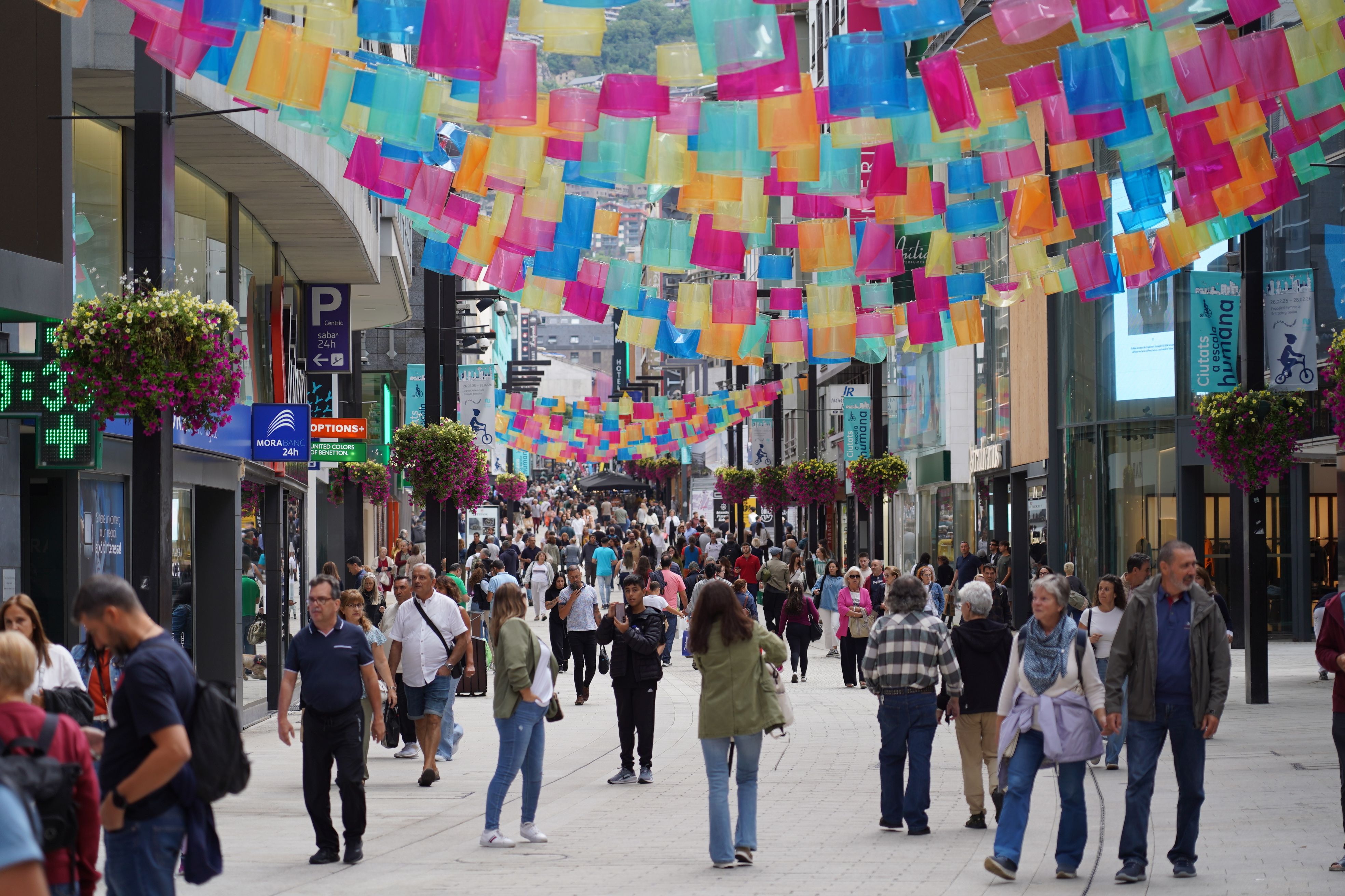 Turistes a l'avinguda Meritxell.